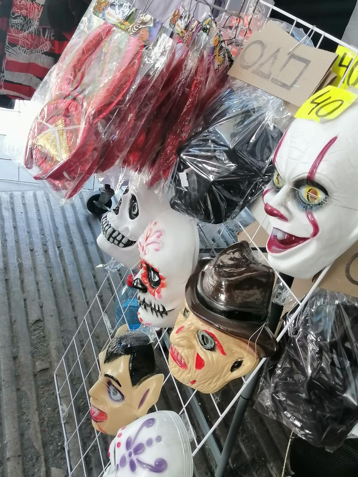 $!Se preparan comerciantes del centro de Culiacán con la venta de disfraces para Halloween