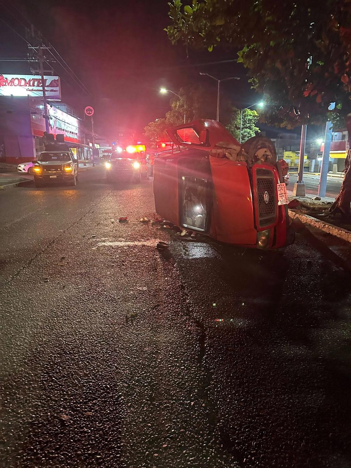$!Volcadura de vehículo deja una mujer atrapada; la rescatan y llevan a un hospital, en Mazatlán
