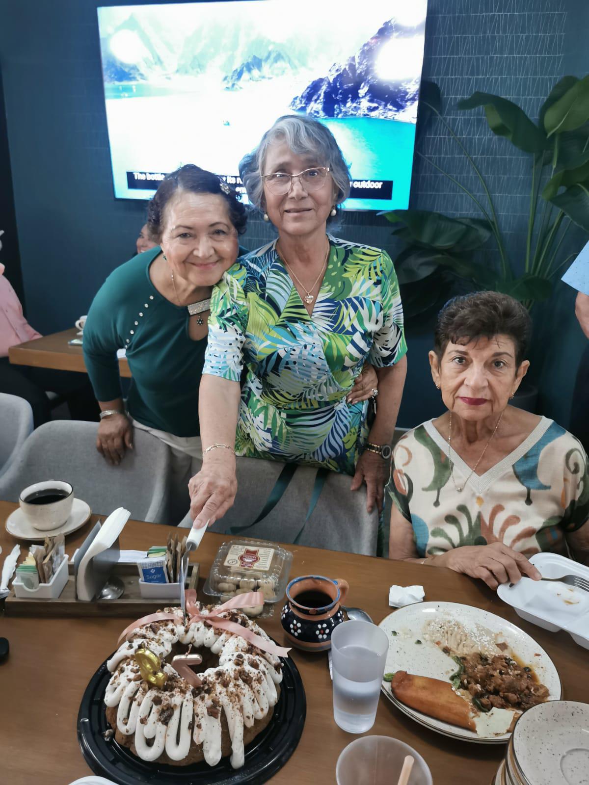 $!Partiendo el pastel con Conchita Crespo y Olivia de la Cruz.