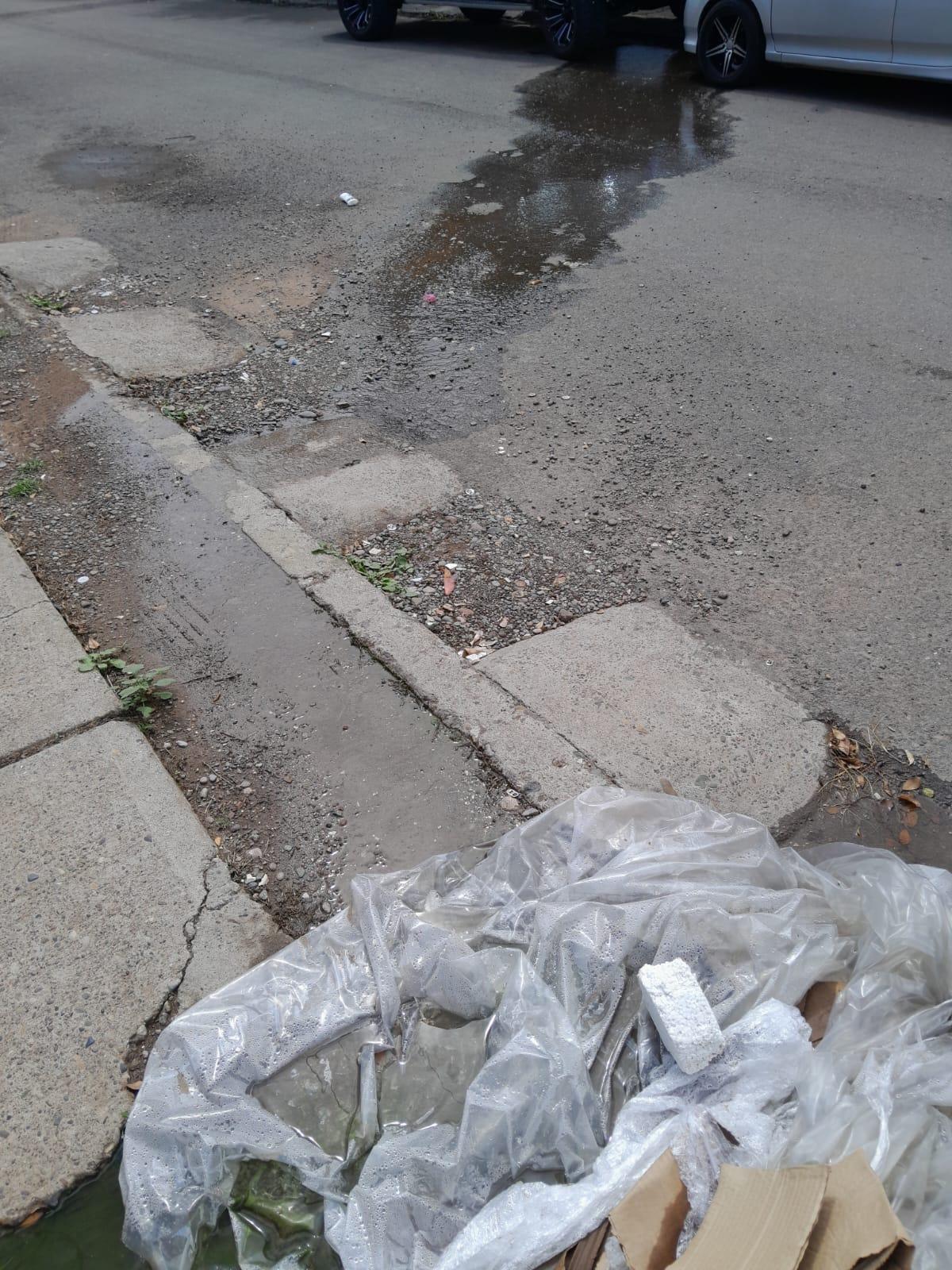 $!Tienen vecinos de Barrancos, en Culiacán, dos meses con fuga de drenaje; Japac no lo ha atendido