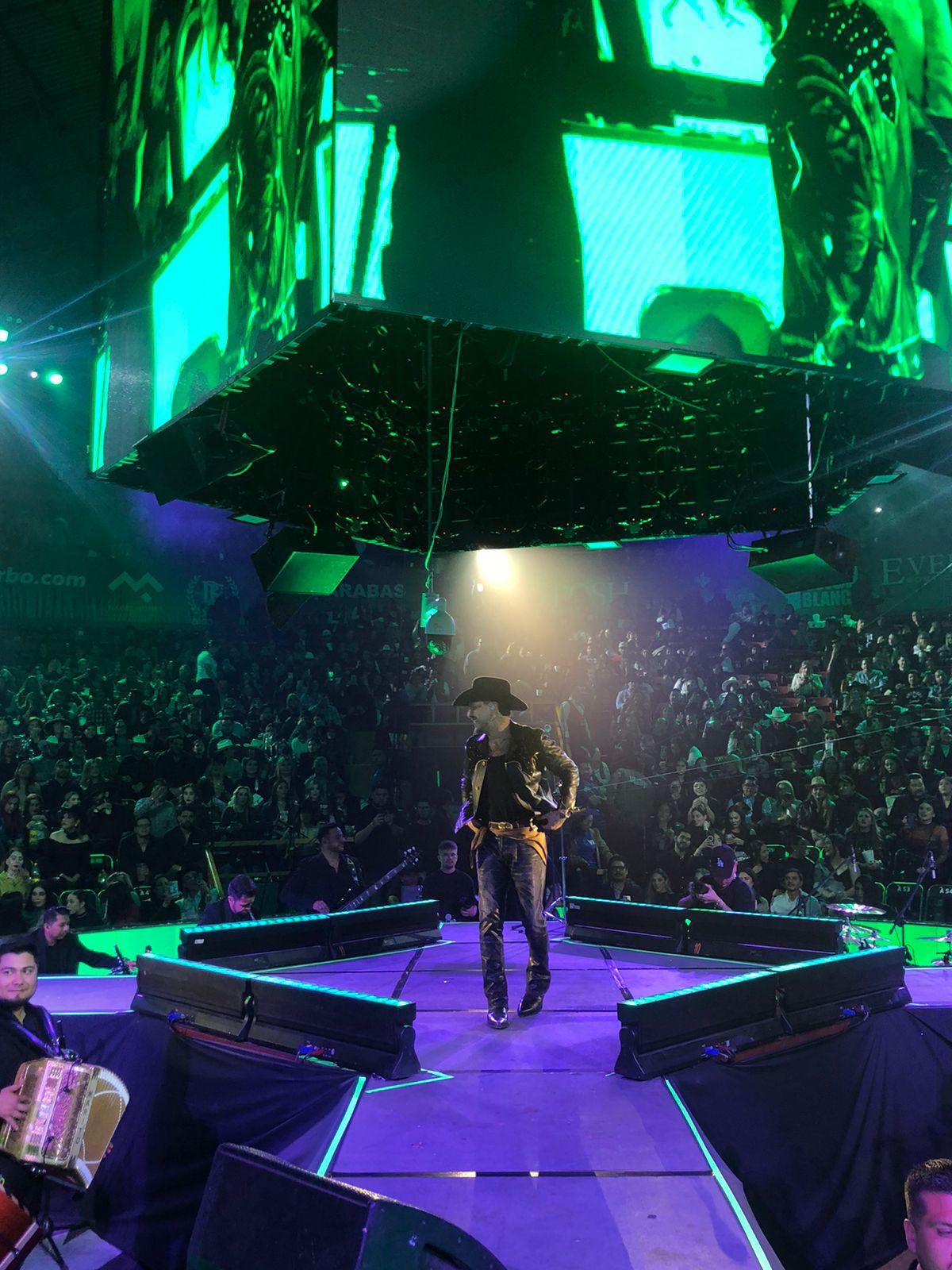 $!Desde su arribo al ruedo, el sonorense fue recibido por una gran ovación de sus fans.