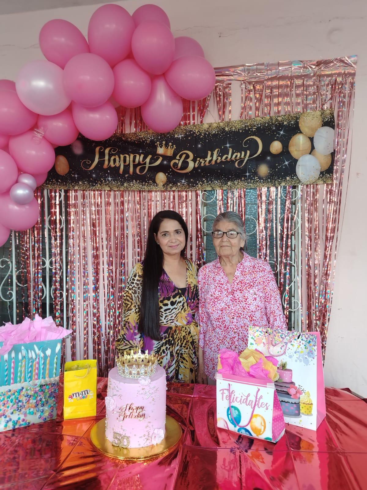 $!Evangelina estuvo acompañada por su querida suegra Graciela Huerta Merino.