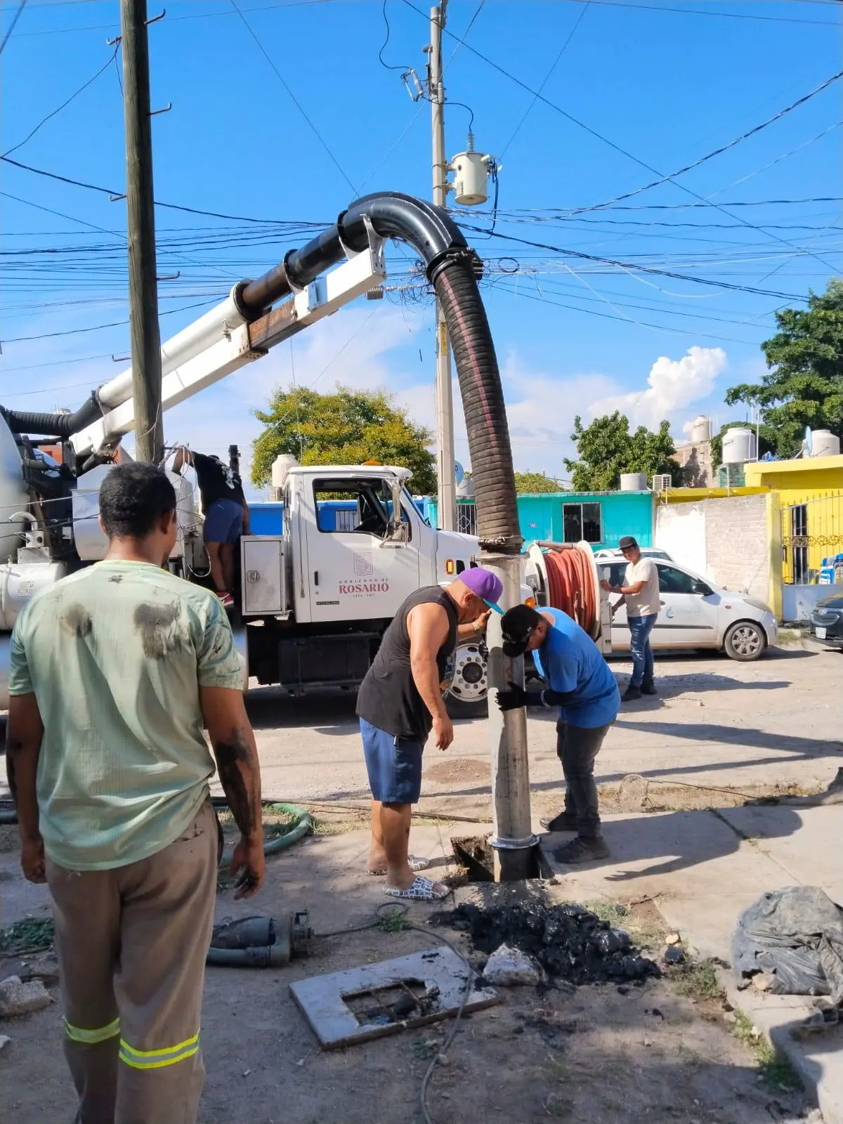 $!Atienden en Escuinapa problemas de drenaje con camiones prestados: Jumapae