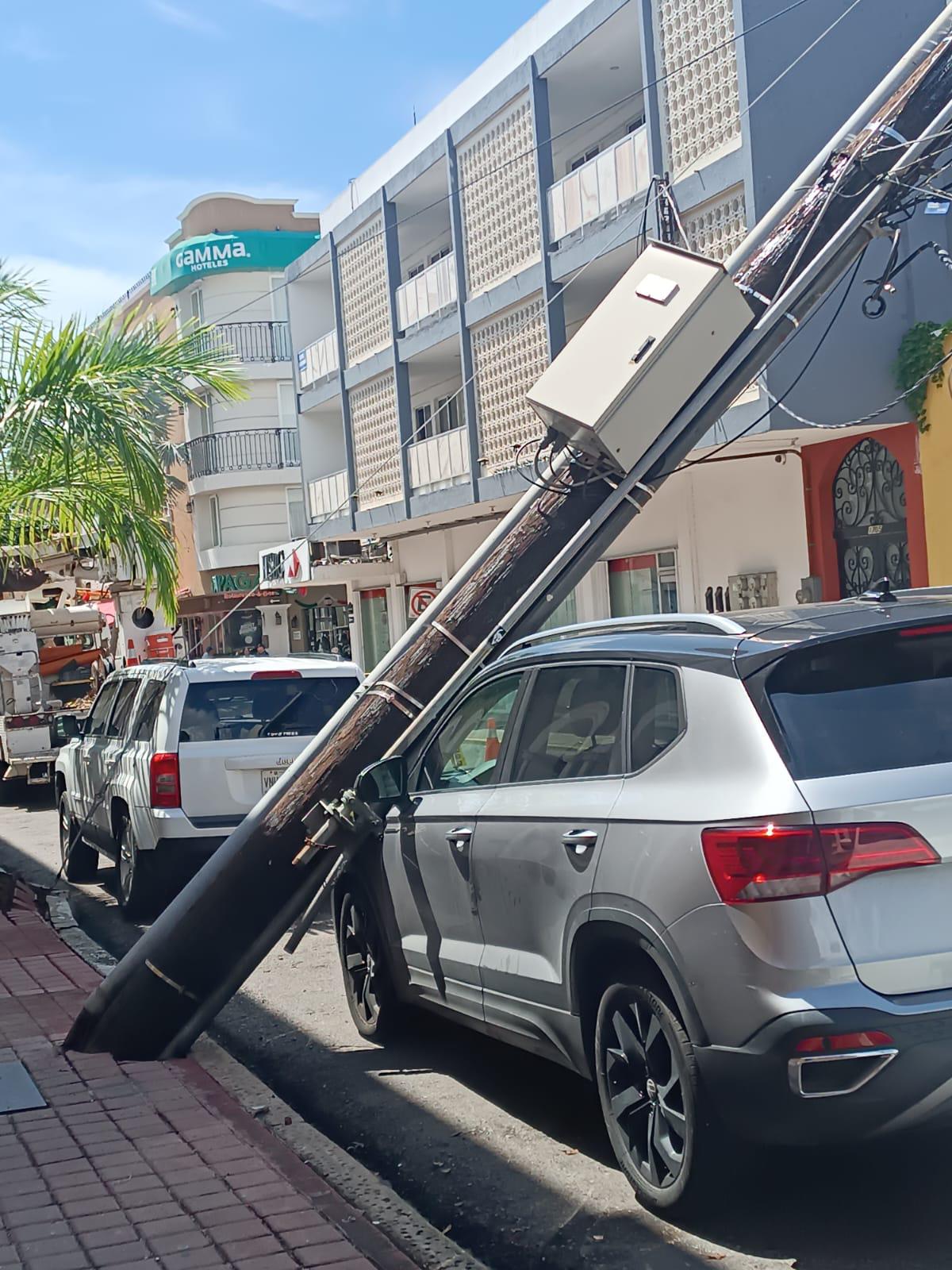 $!Cae poste de la CFE en Centro Histórico de Mazatlán y provoca falta de luz a vecinos de la zona