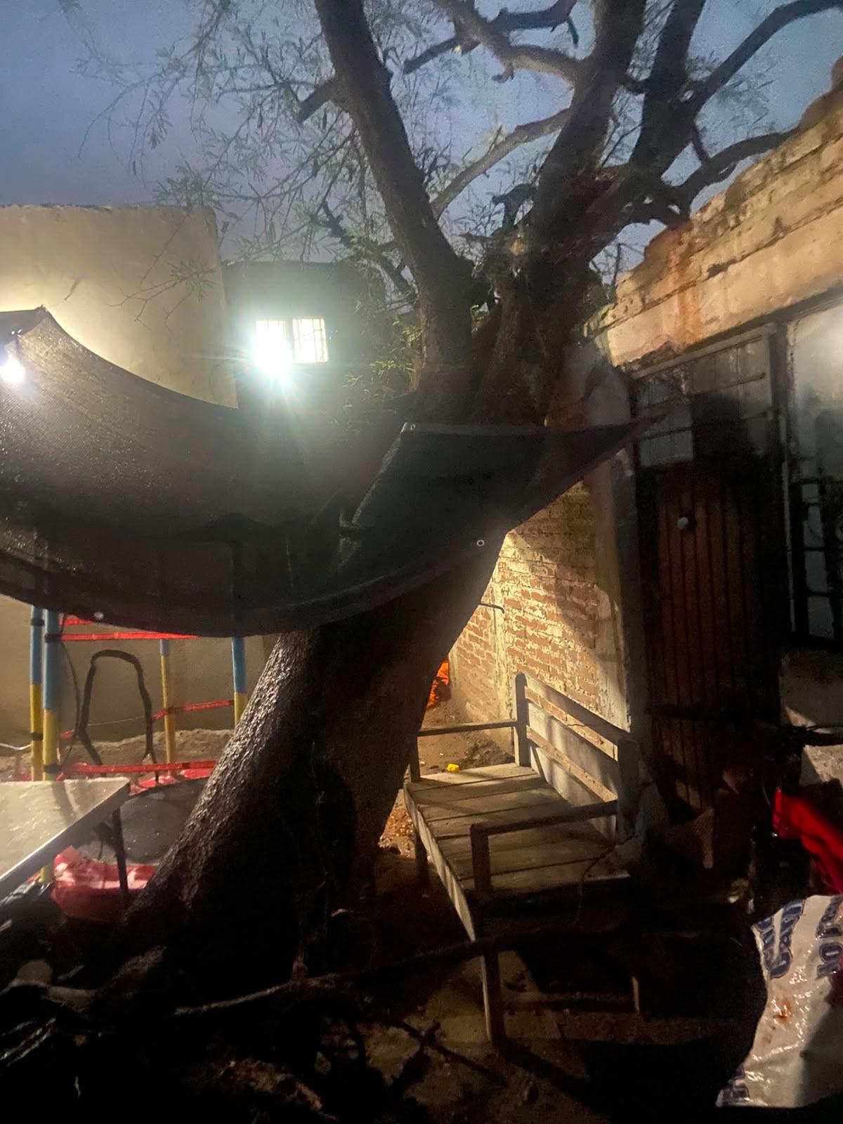 $!Lluvias en Culiacán dejan camioneta varada, un árbol caído y otro incendiado por un rayo