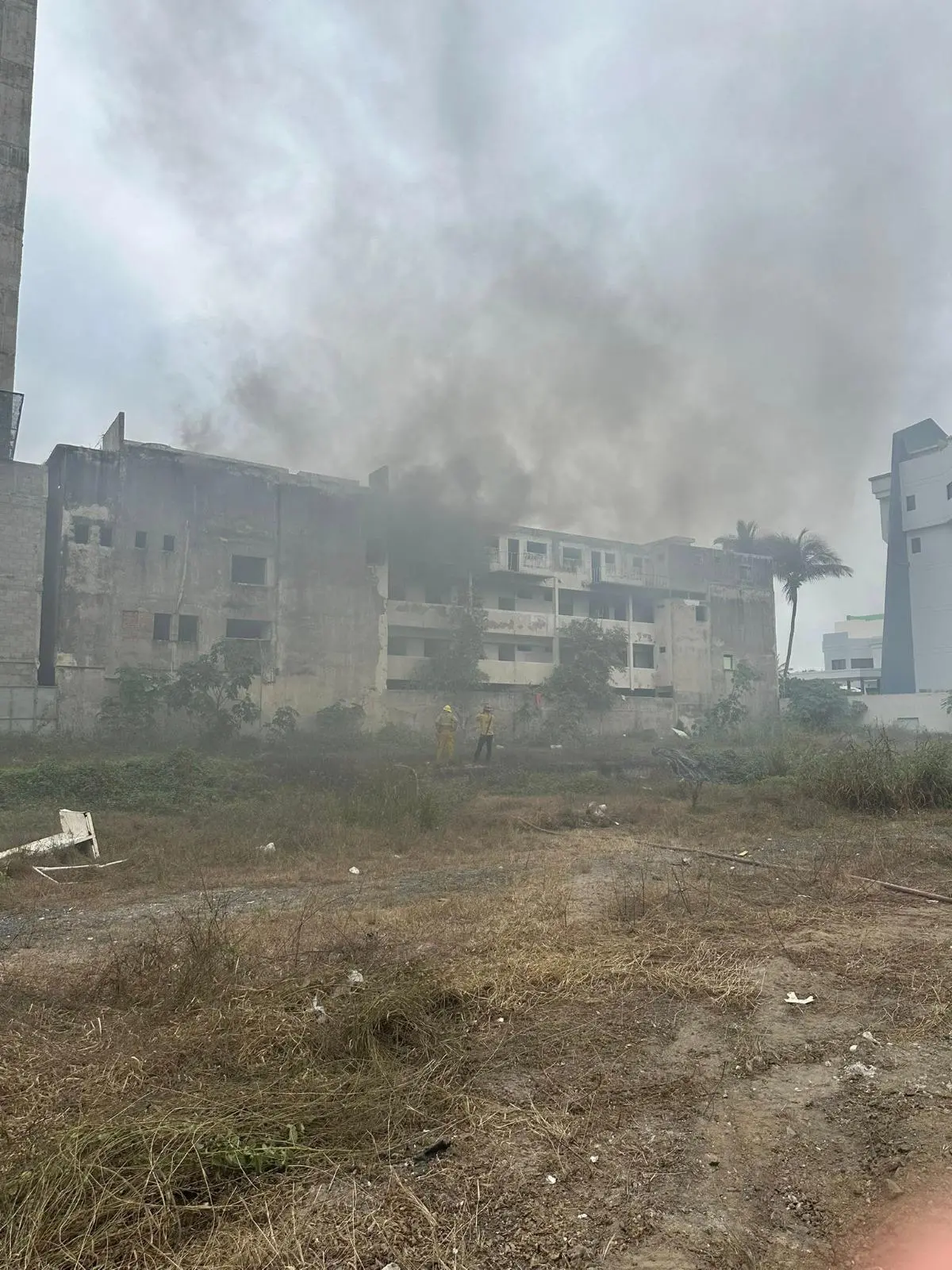 $!Sofocan otro incendio en hotel abandonado en Mazatlán