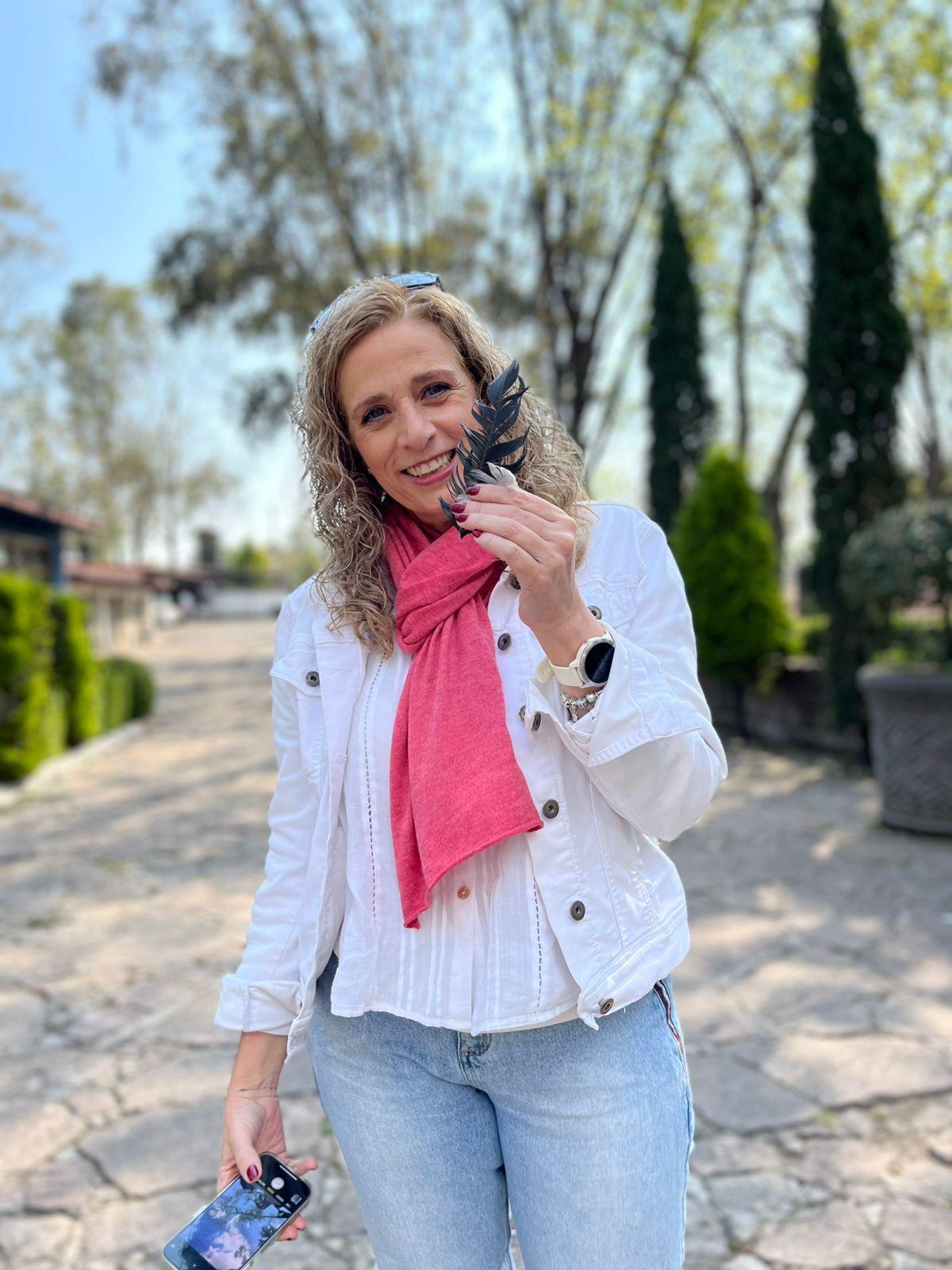 $!Angélica Bovino tiene más de 20 años de experiencia como angeloterapeuta.