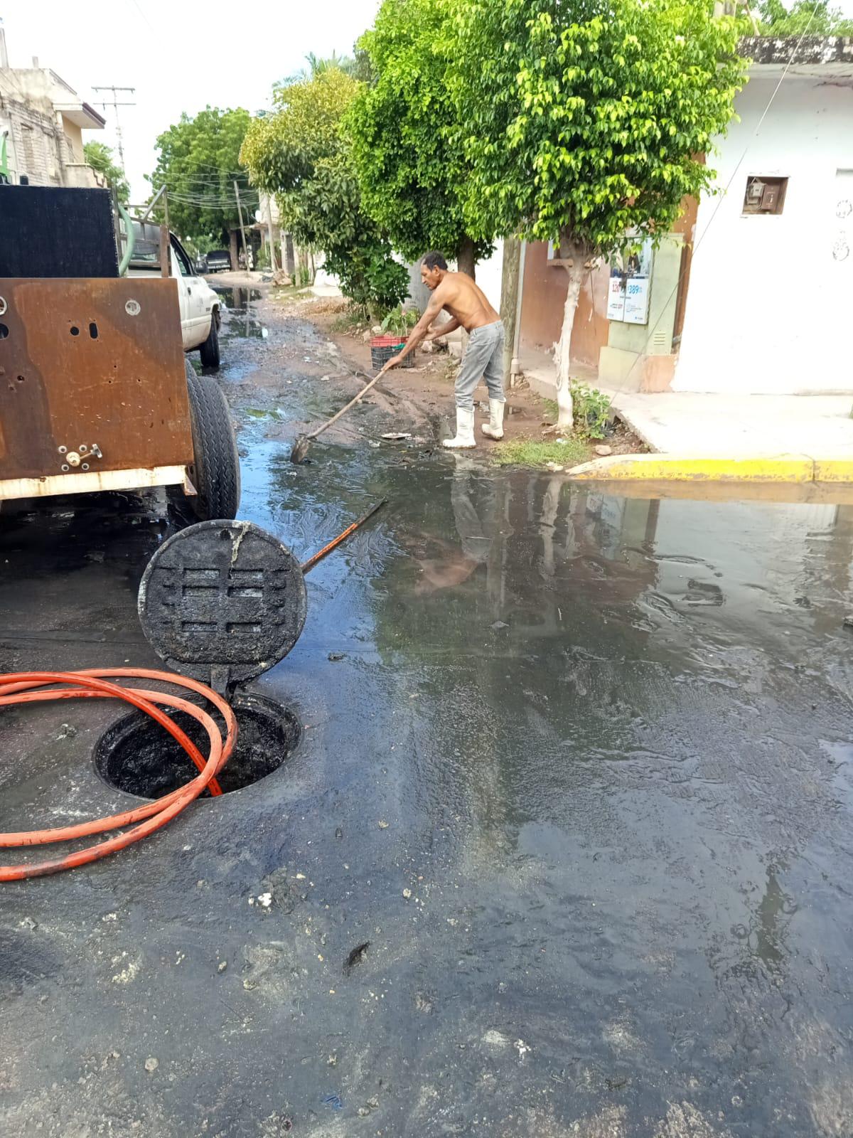 $!Atienden en Escuinapa problemas de drenaje con camiones prestados: Jumapae