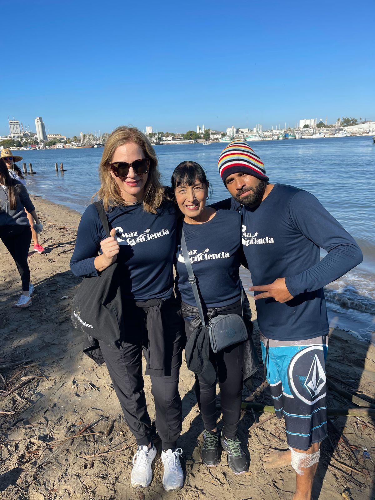 $!Extrae MazConciencia más 600 kilos de basura del manglar de la Isla de la Piedra