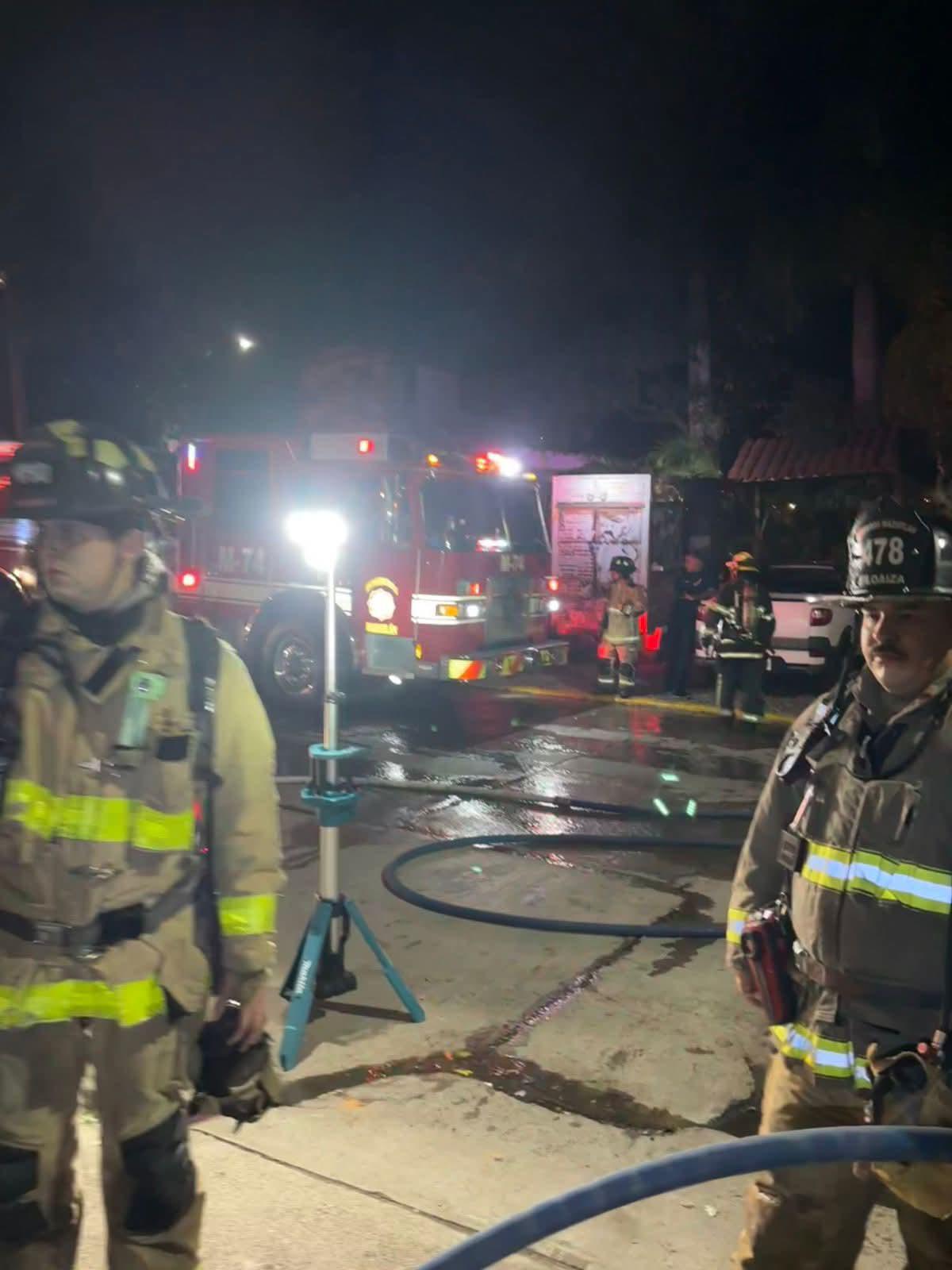 $!Rescatan a adulta mayor tras el incendio de una vivienda en Mazatlán