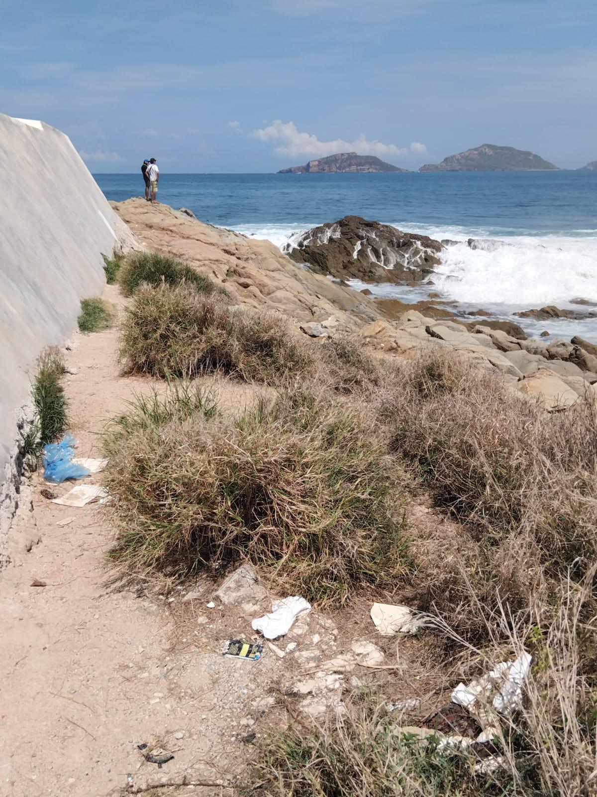 $!Se encuentra Playa Pinitos, en Mazatlán, entre saturación de comercio y basura
