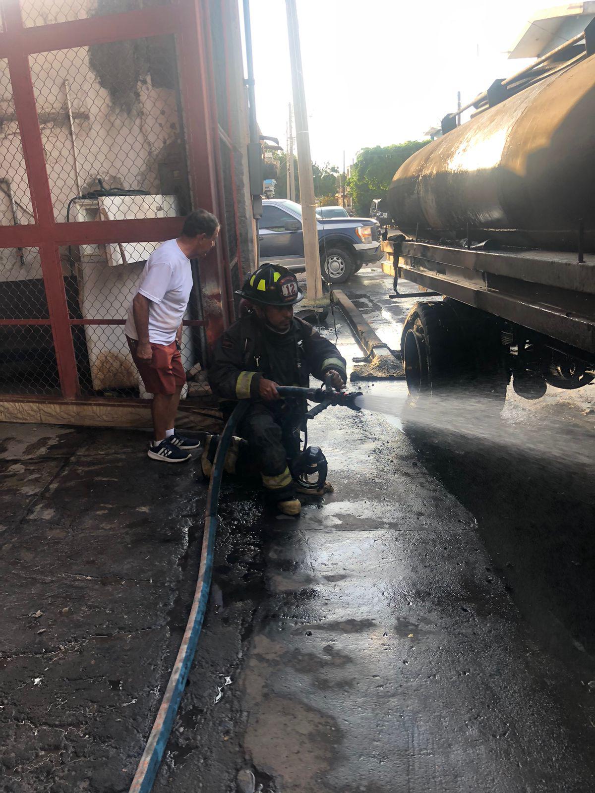 $!Incendio de pipa provoca caos vial y volcadura en el Libramiento Colosio, en Mazatlán