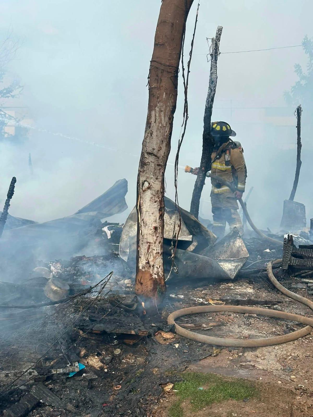 $!Incendio consume nueve viviendas de la Invasión Acantos en Mazatlán
