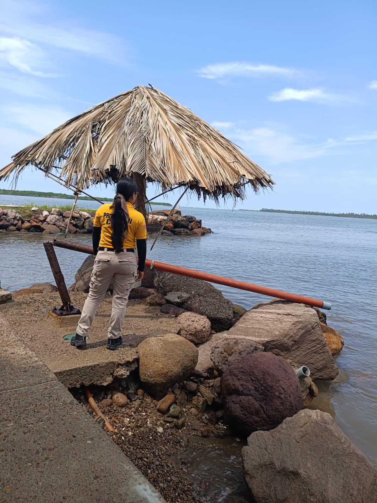 $!Se desborda el mar y entra a las calles de Teacapán, en Escuinapa