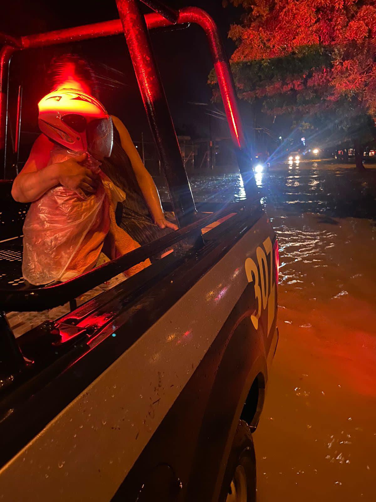 $!En Mazatlán, 39 personas son rescatadas de vehículos tras las lluvias registradas en la noche