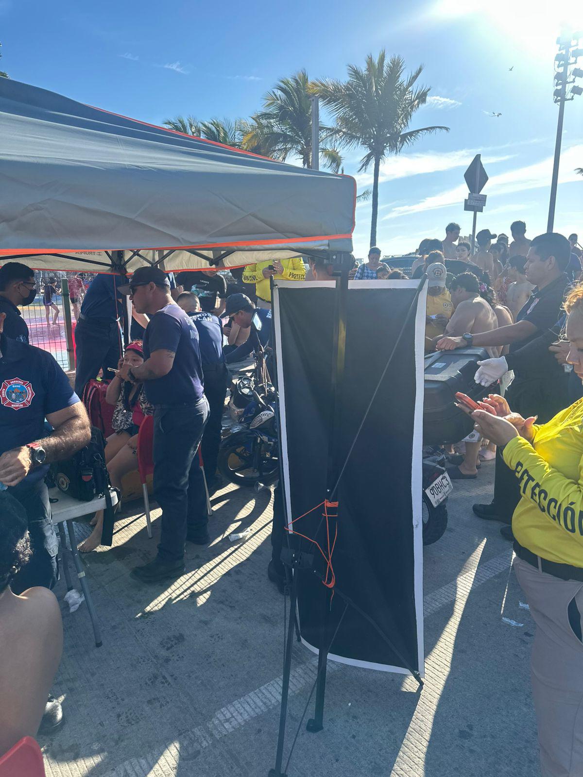 $!Atienden 35 casos de picaduras de ‘quemadores’ en playas de Mazatlán en menos de una hora