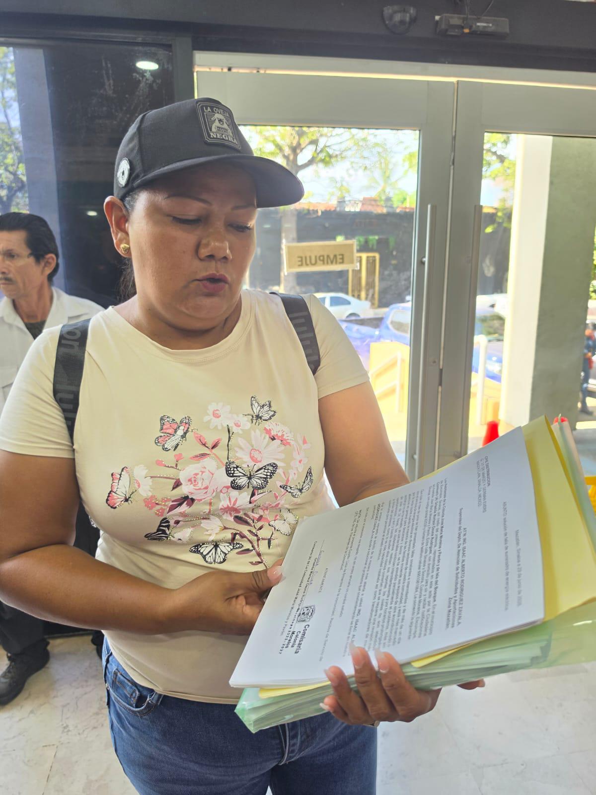 $!Acuden pobladores de Escuinapa a CFE para exigir solución a constantes apagones