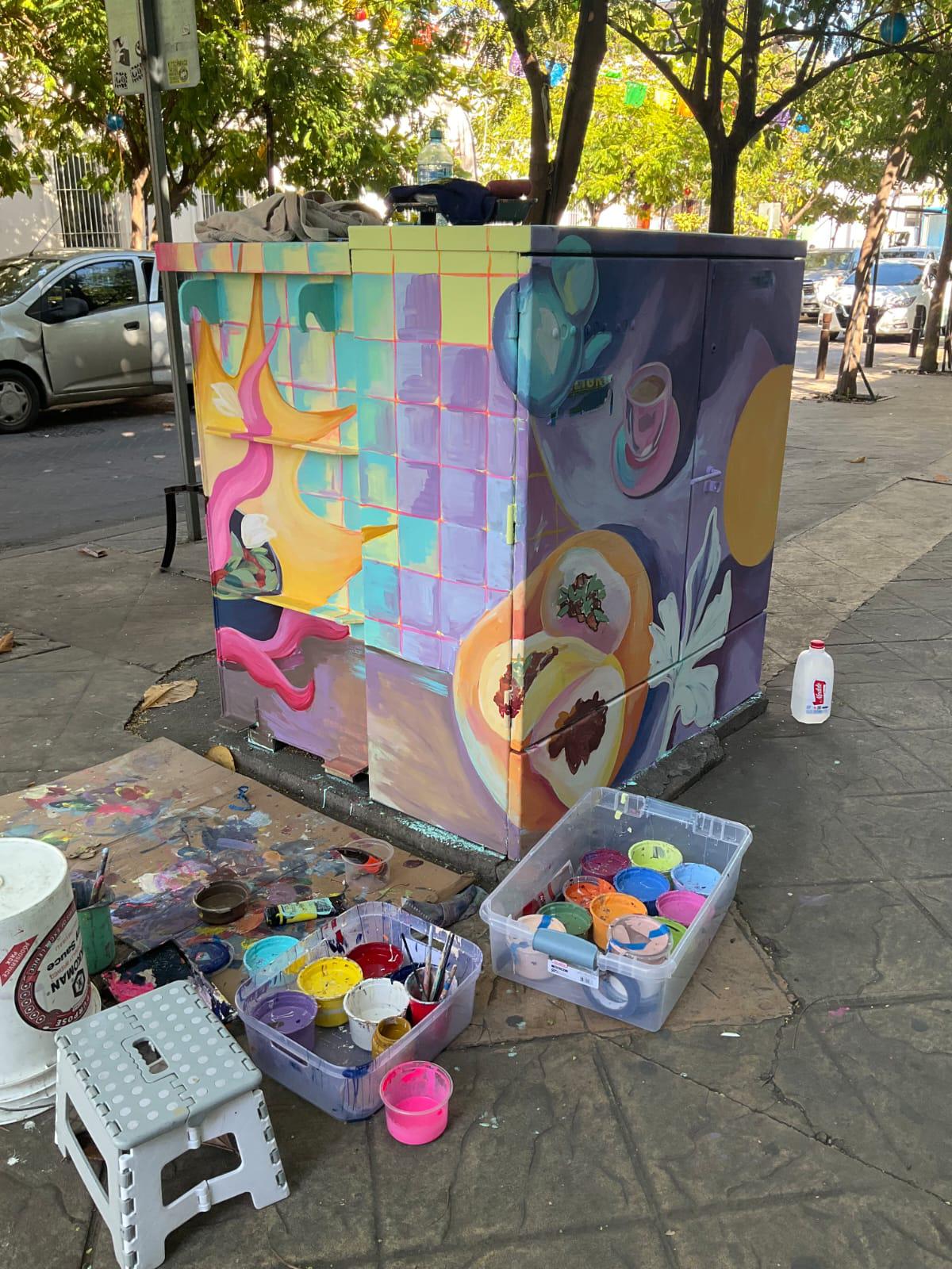 $!Color y cultura en el Paseo del Ángel: Sharey Mendoza pinta transformadores de pedestal en el corazón de Culiacán