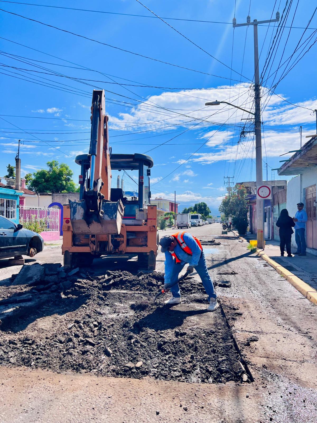 $!Escuinapa repara baches con asfalto donado por el Estado; priorizan zona escolar