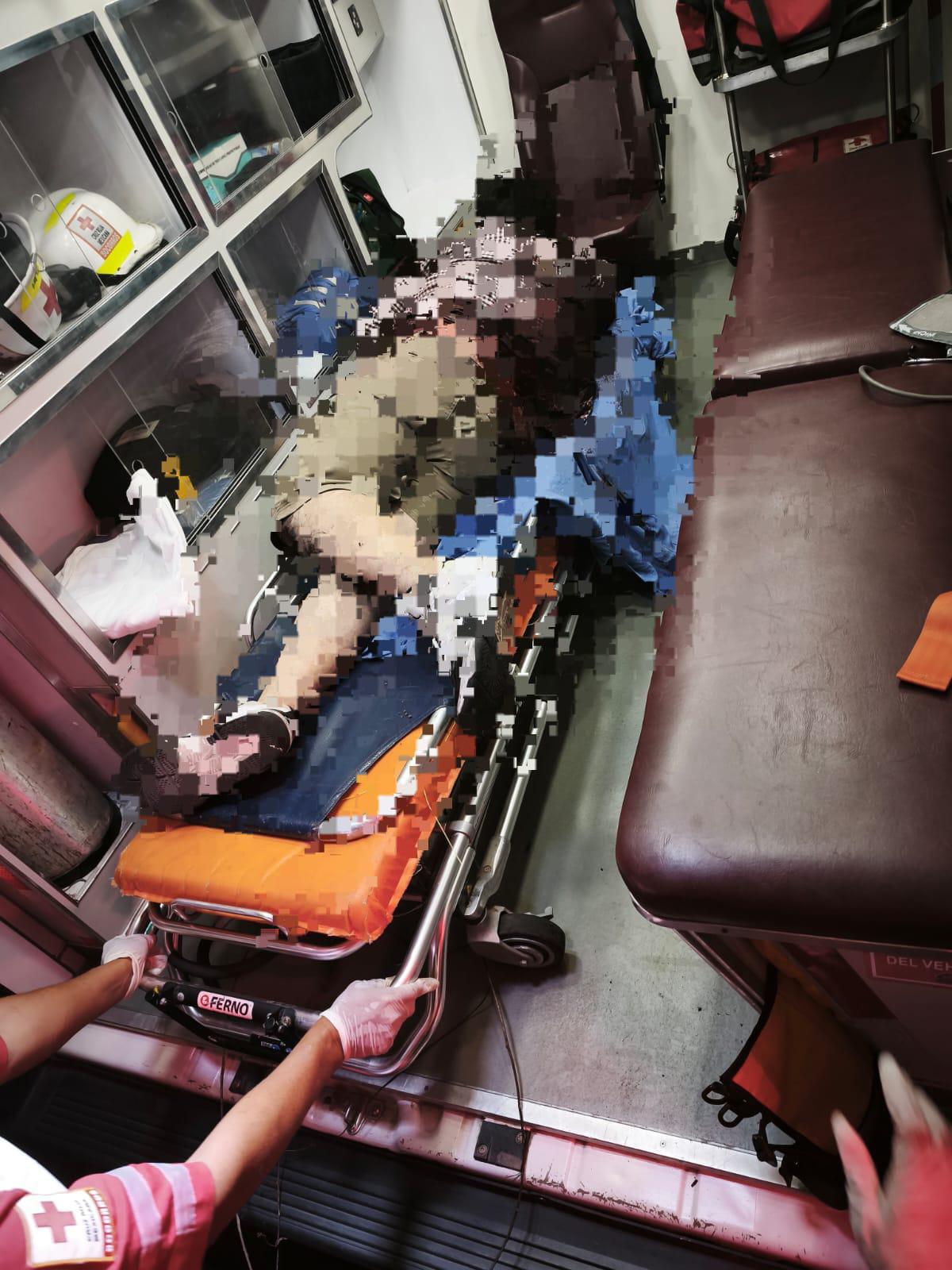 $!Paramédicos trasladaron al hoy occiso a recibir atención médica.