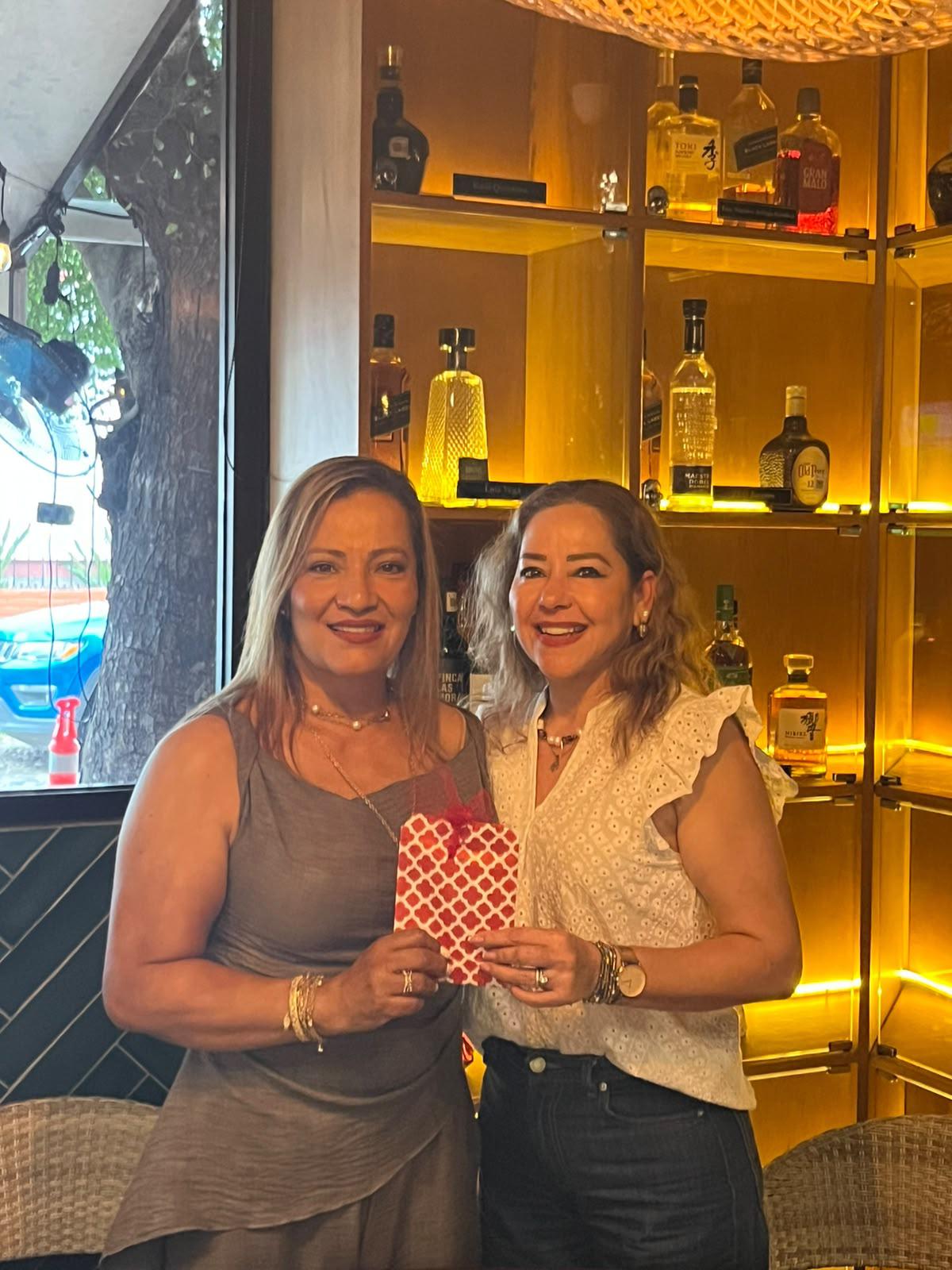 $!Mayra Aispuro le entrega un obsequio.