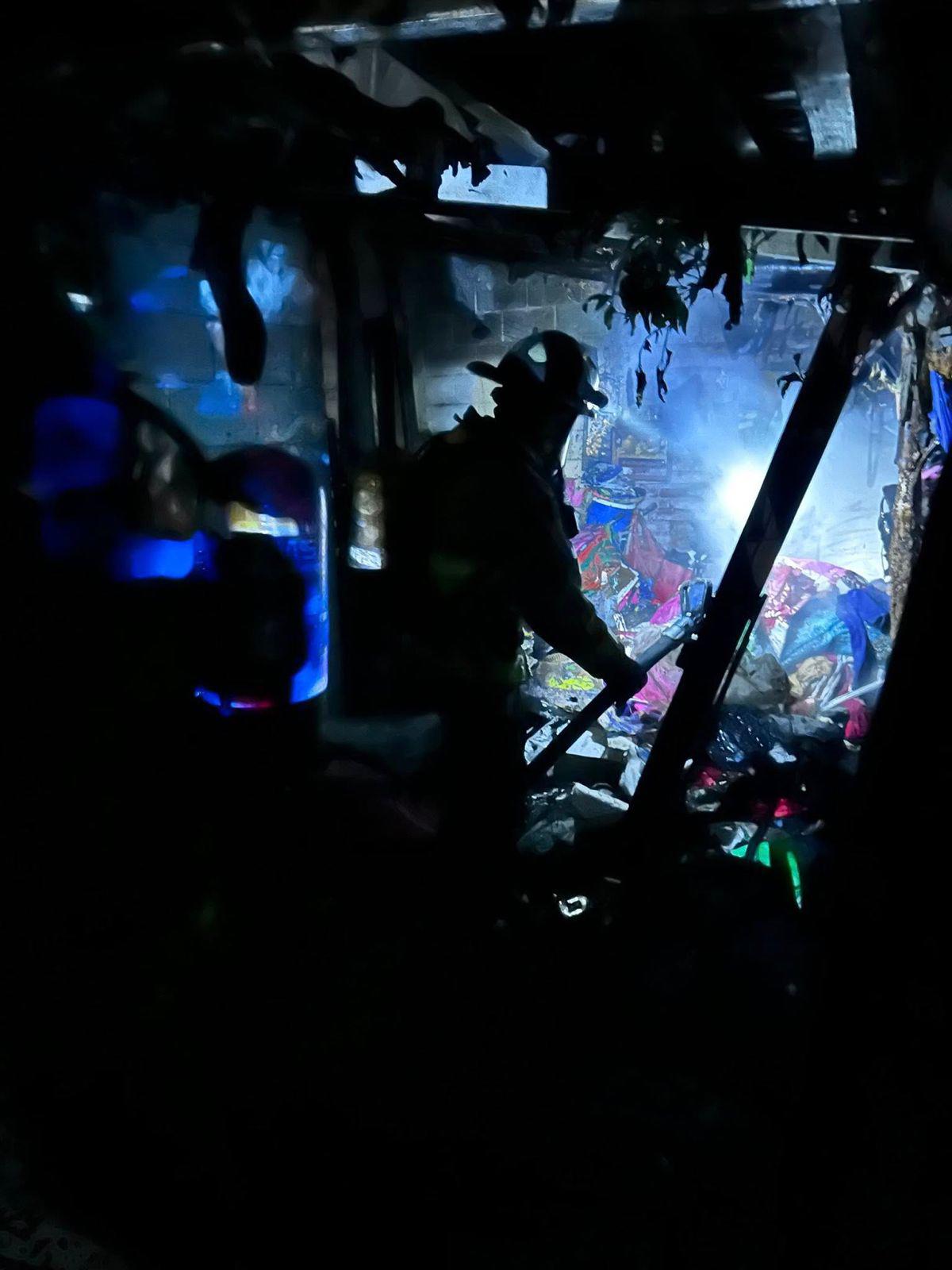 $!Primer incendio por pirotecnia en Mazatlán alerta sobre riesgos en fiestas decembrinas