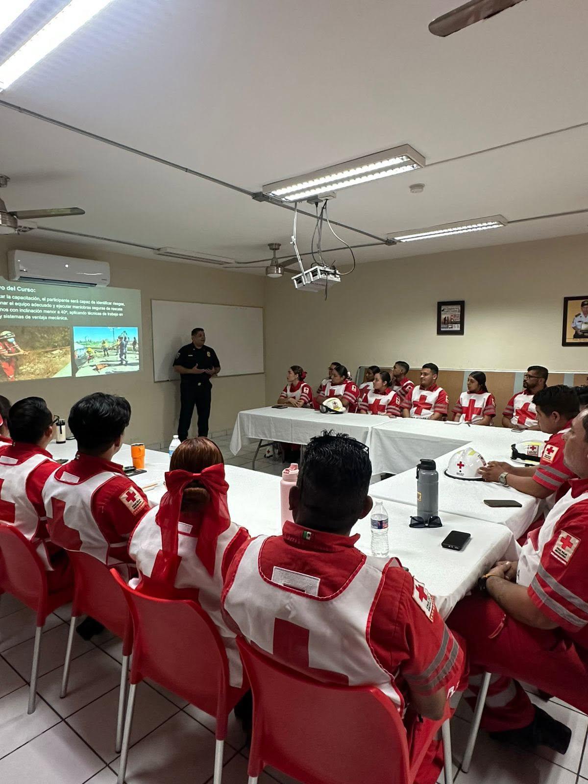 $!Imparte Bomberos Mazatlán capacitación a personal de Cruz Roja sobre procedimientos de rescate