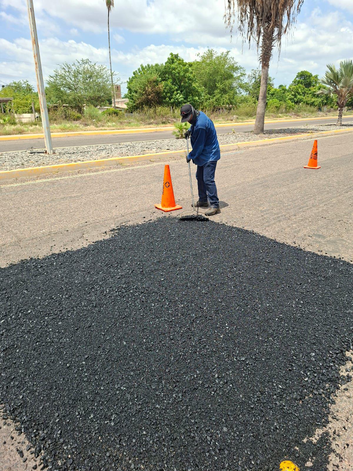 $!Obras Públicas intensifica bacheo por estragos de lluvias en Ahome