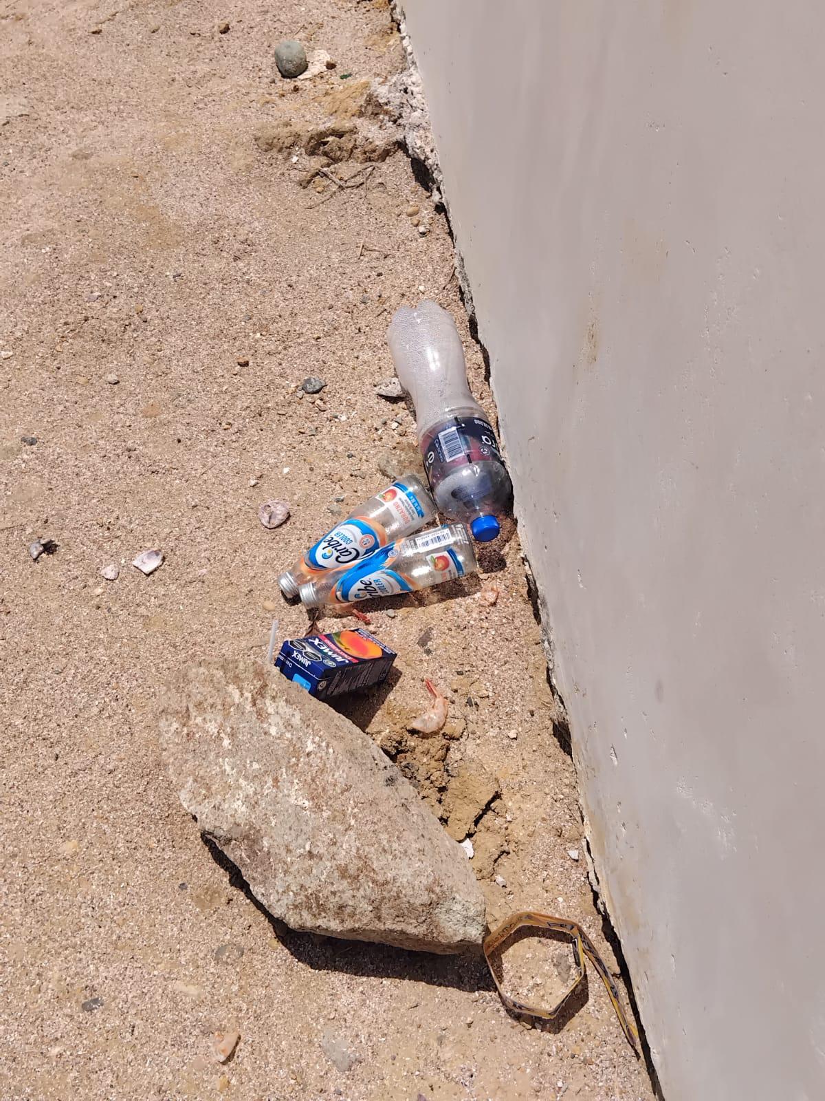 $!Se encuentra Playa Pinitos, en Mazatlán, entre saturación de comercio y basura