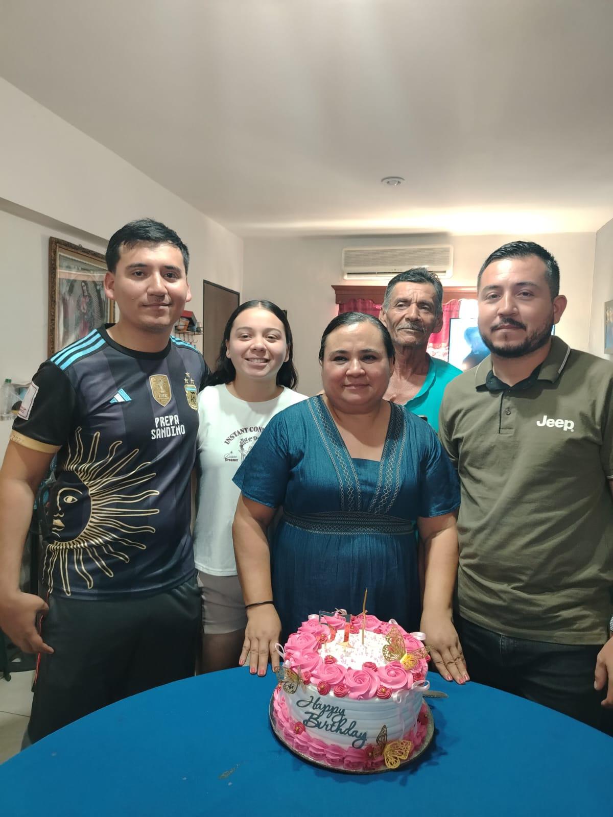 $!Muy consentida estuvo Noelia por su esposo José Martín Huerta, y sus hijos Alex, Melissa y Martín Huerta Aguilar.