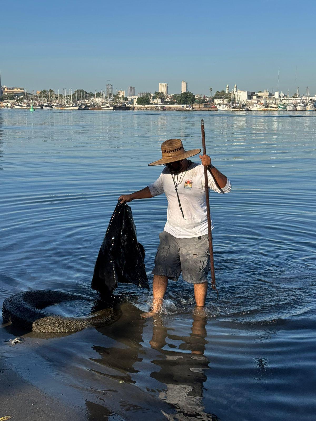 $!Recolectan más de 400 kilos de basura tras nueva jornada de limpieza en el manglar de la Isla de la Piedra