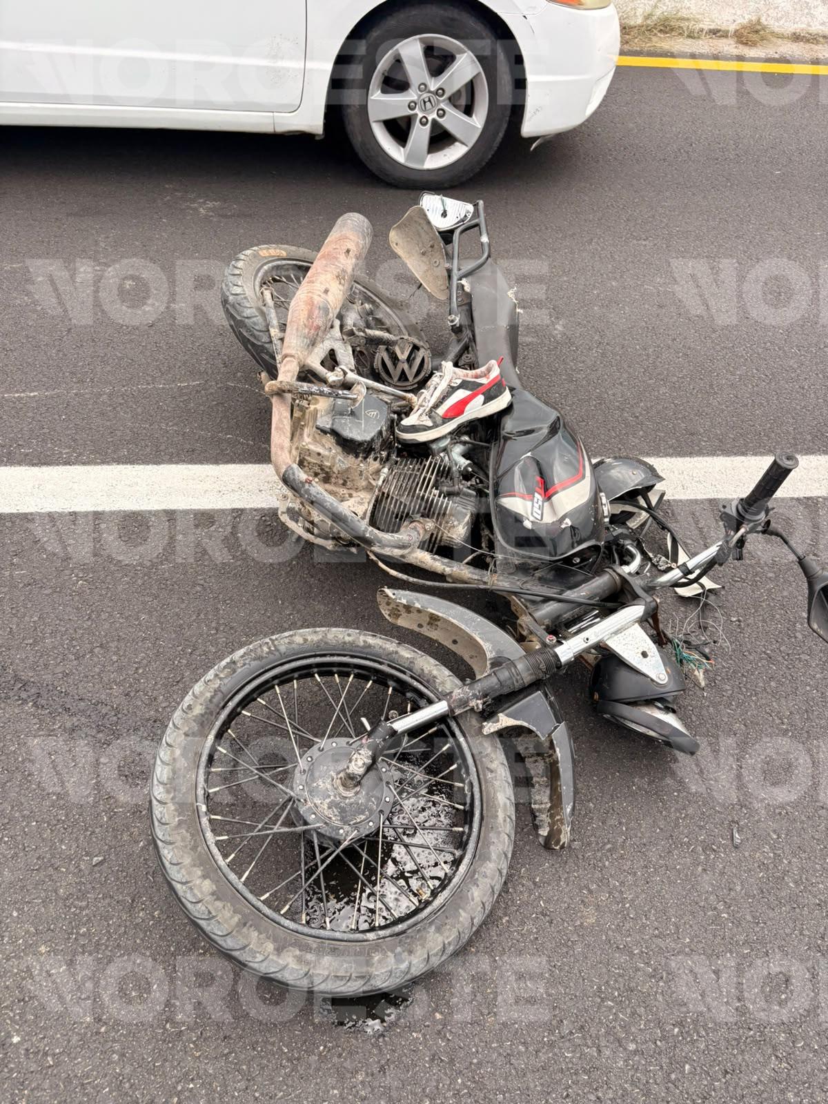 $!En Mazatlán, auto arrolla a mujer en moto sobre la carretera Internacional y queda sin vida