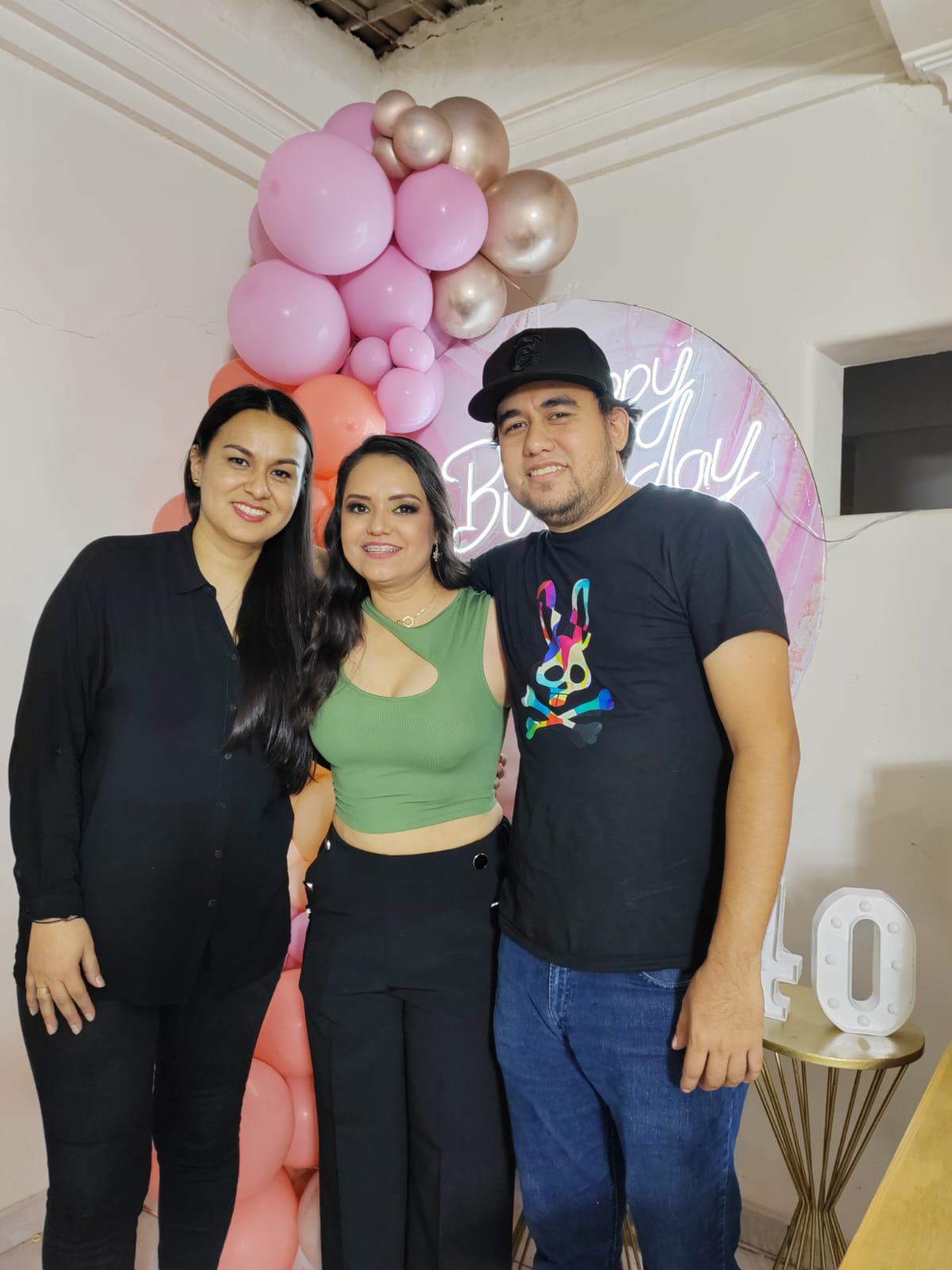 $!Sus hermanos Karely Meza y Eduardo Meza la acompañaron su festejo.