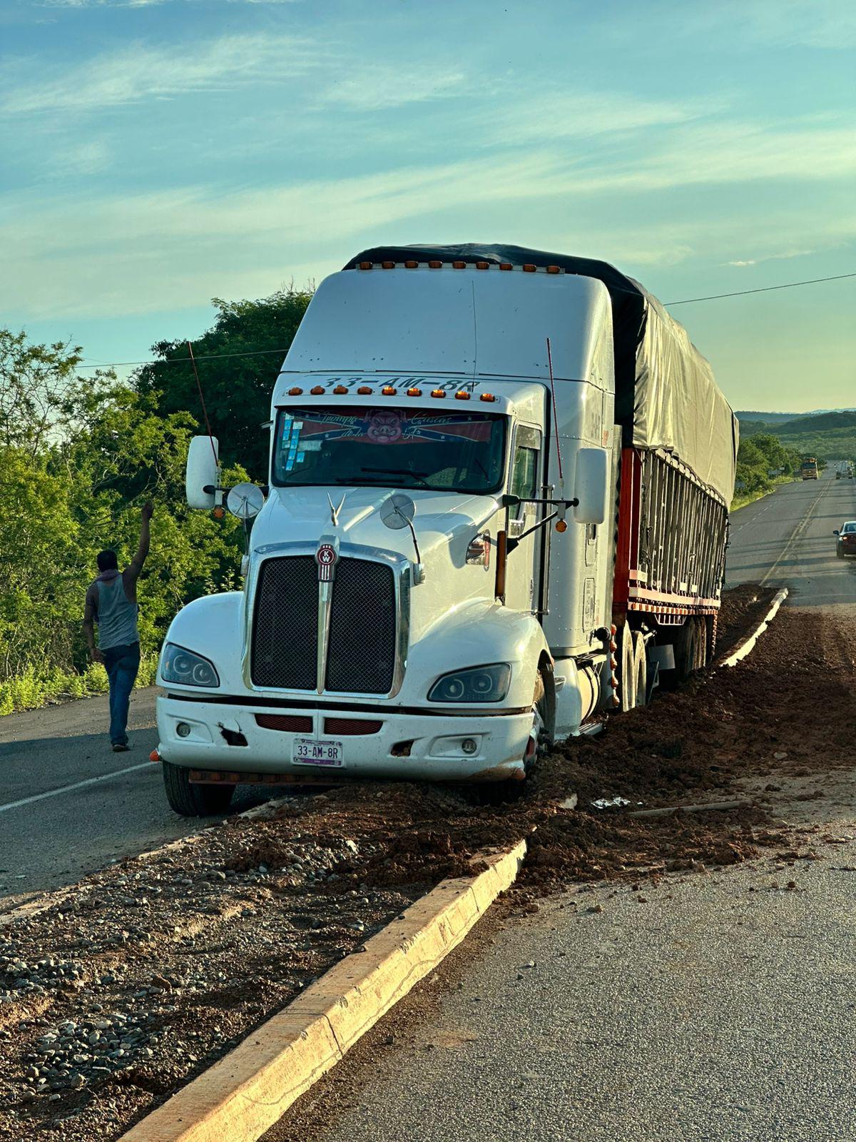 $!Denuncian riesgo vial por camellón sin señalización en avenida Mario Arturo Huerta, en Mazatlán