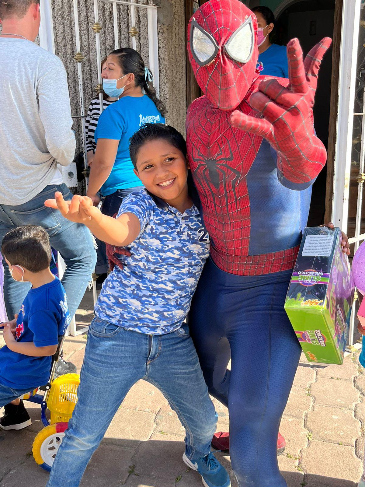 $!Mazatlán FC hace felices a los niños con entrega de juguetes