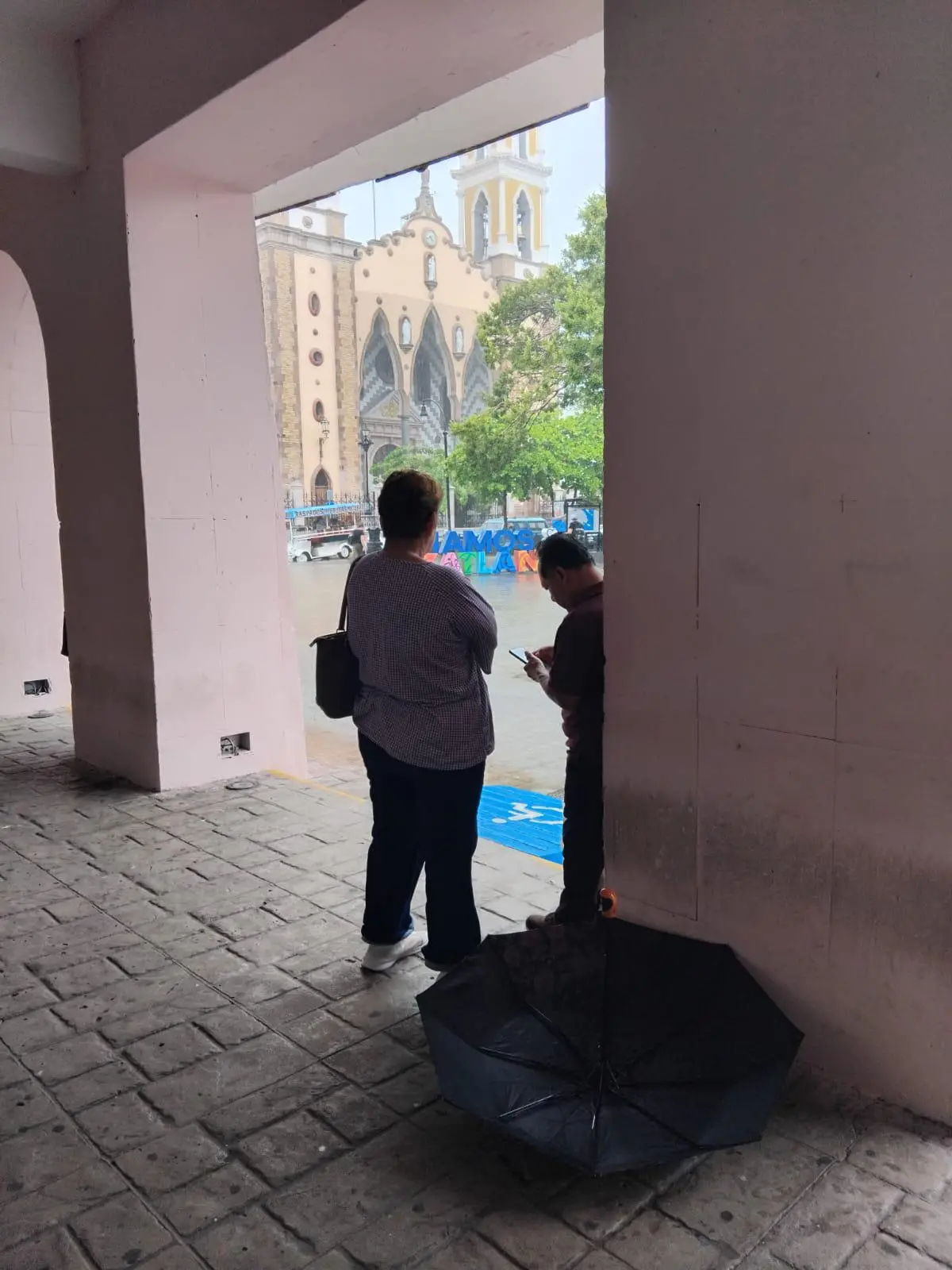 $!Caen fuertes lluvias en Mazatlán generadas por tormenta Vance frente a Nayarit y Sinaloa