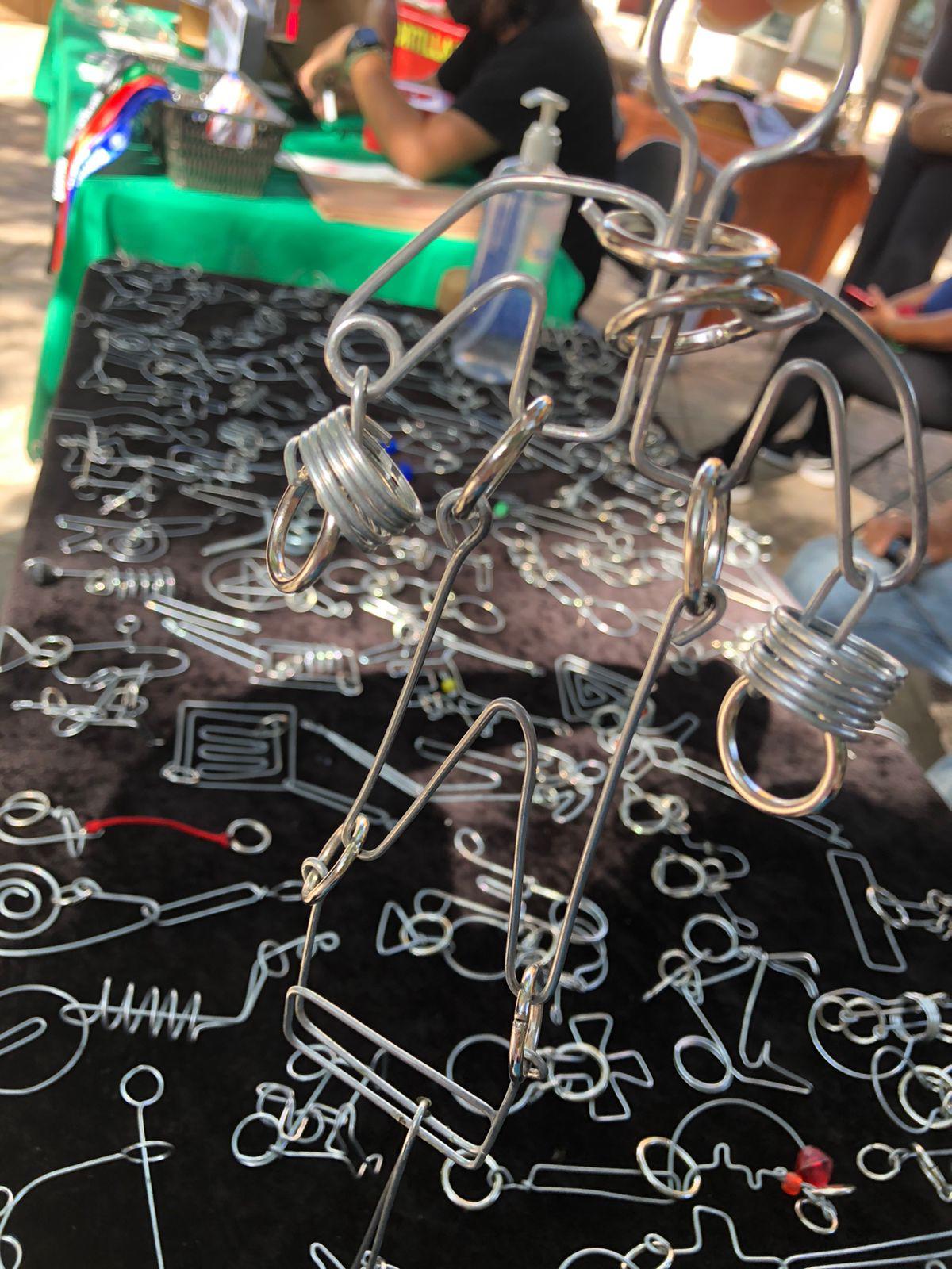 $!Desafía Raúl la destreza y agilidad mental con sus rompecabezas de metal