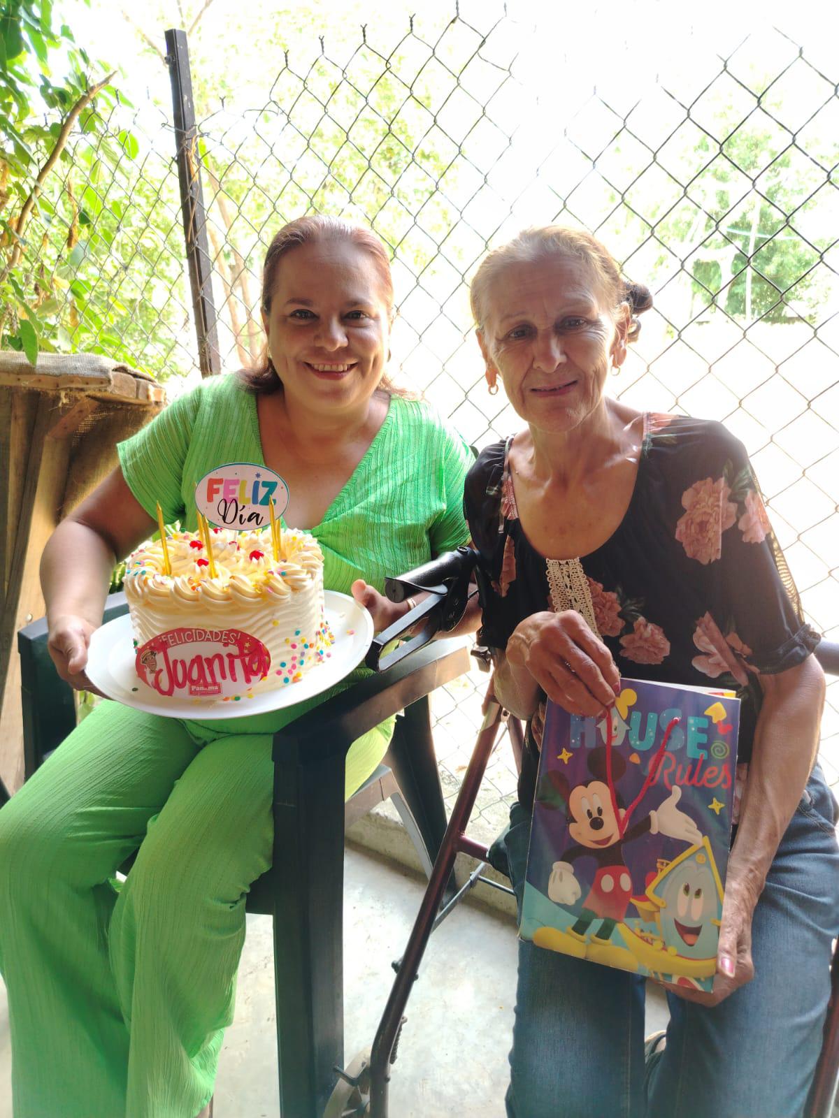 $!Con su madrina Blanca Aguilar Higuera.