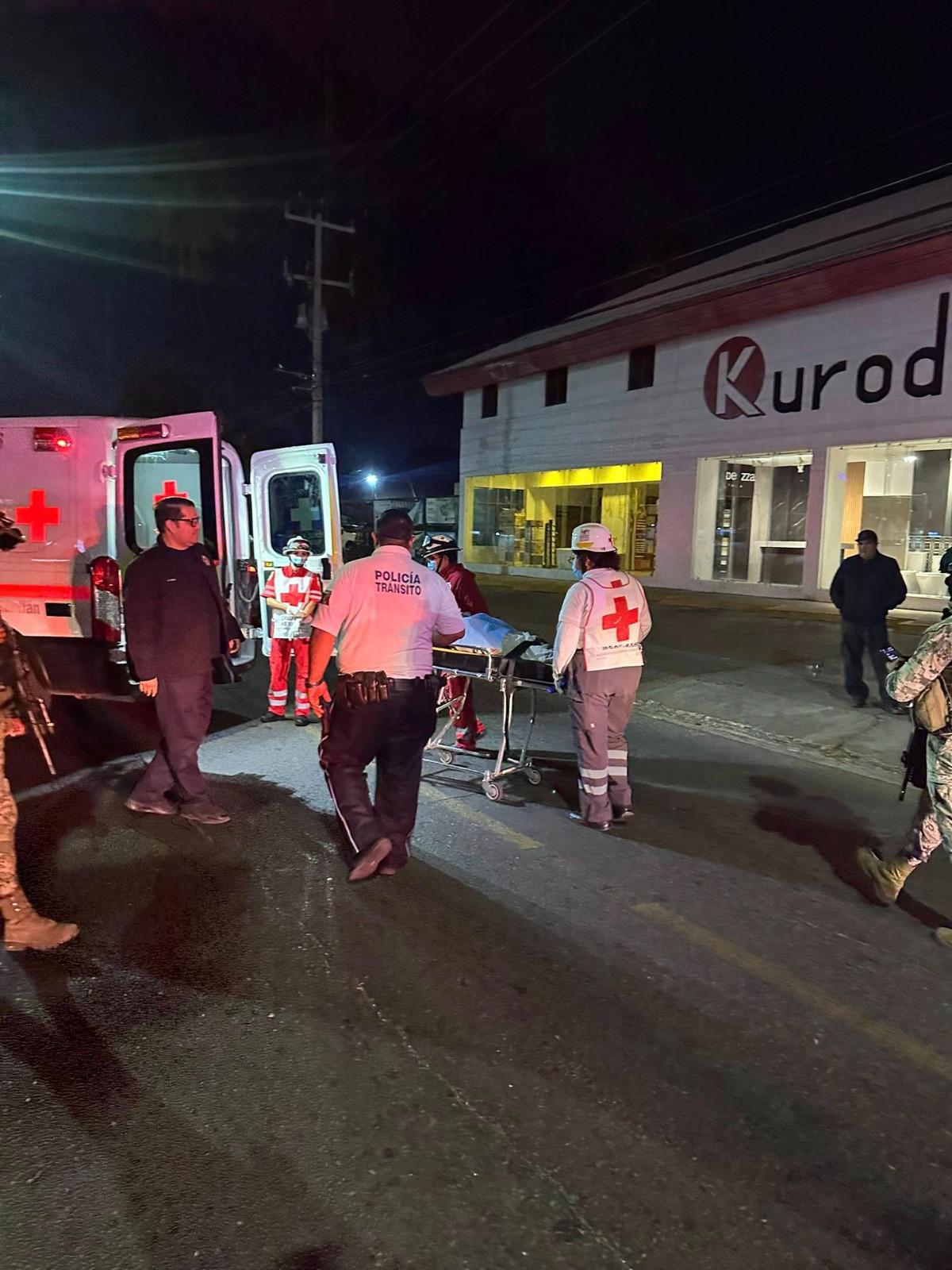 $!Volcadura de vehículo deja una mujer atrapada; la rescatan y llevan a un hospital, en Mazatlán