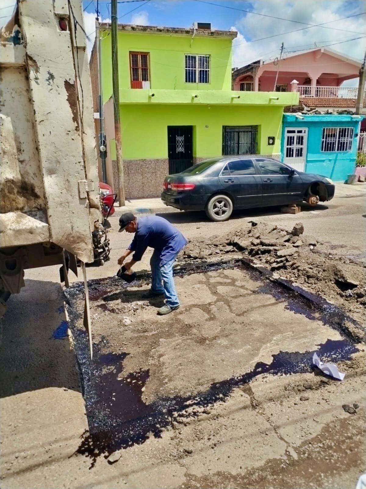 $!Escuinapa repara baches con asfalto donado por el Estado; priorizan zona escolar