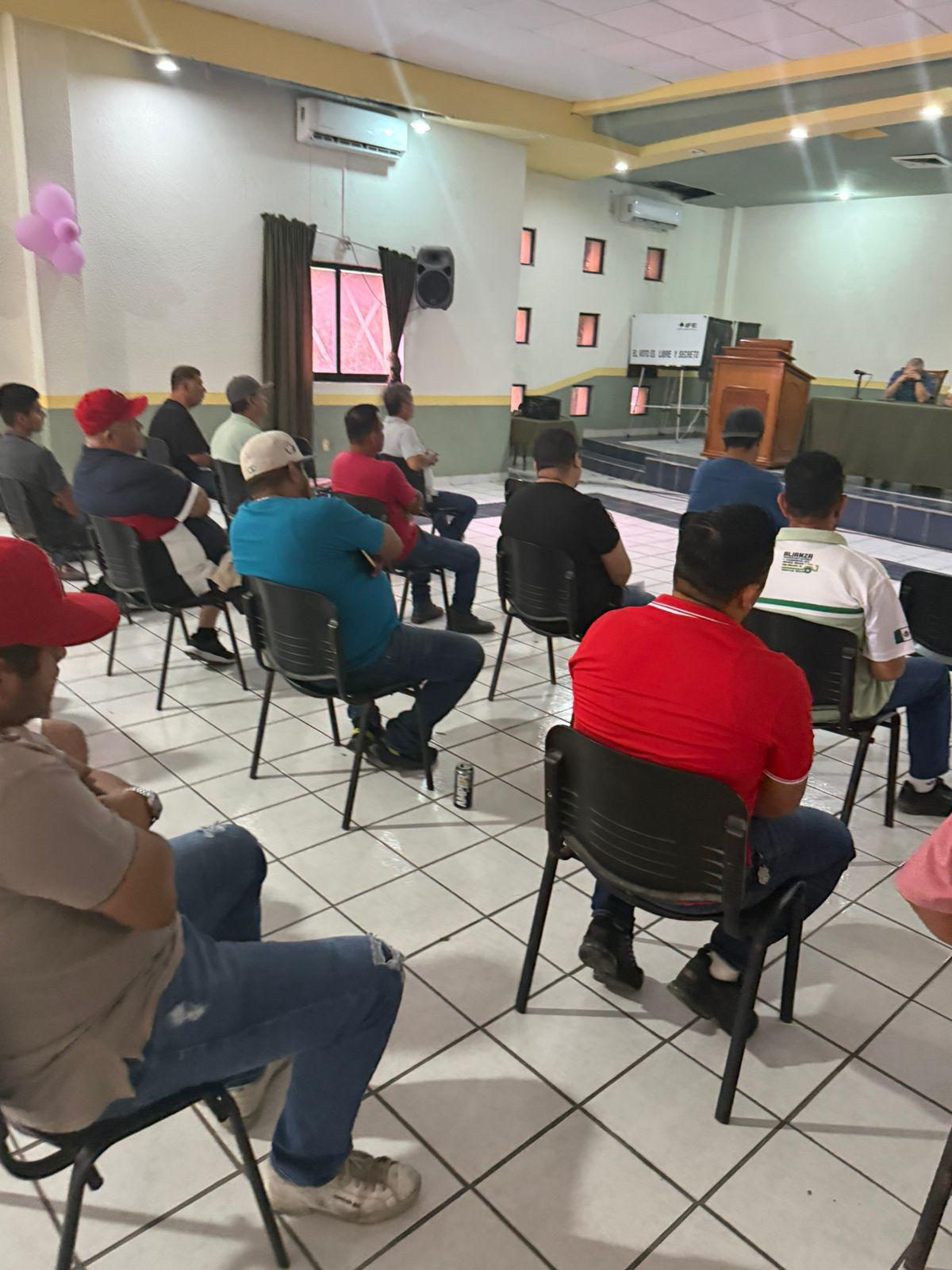 $!Entregan constancias de aptitud a transportistas y operadores de servicios públicos de Mazatlán