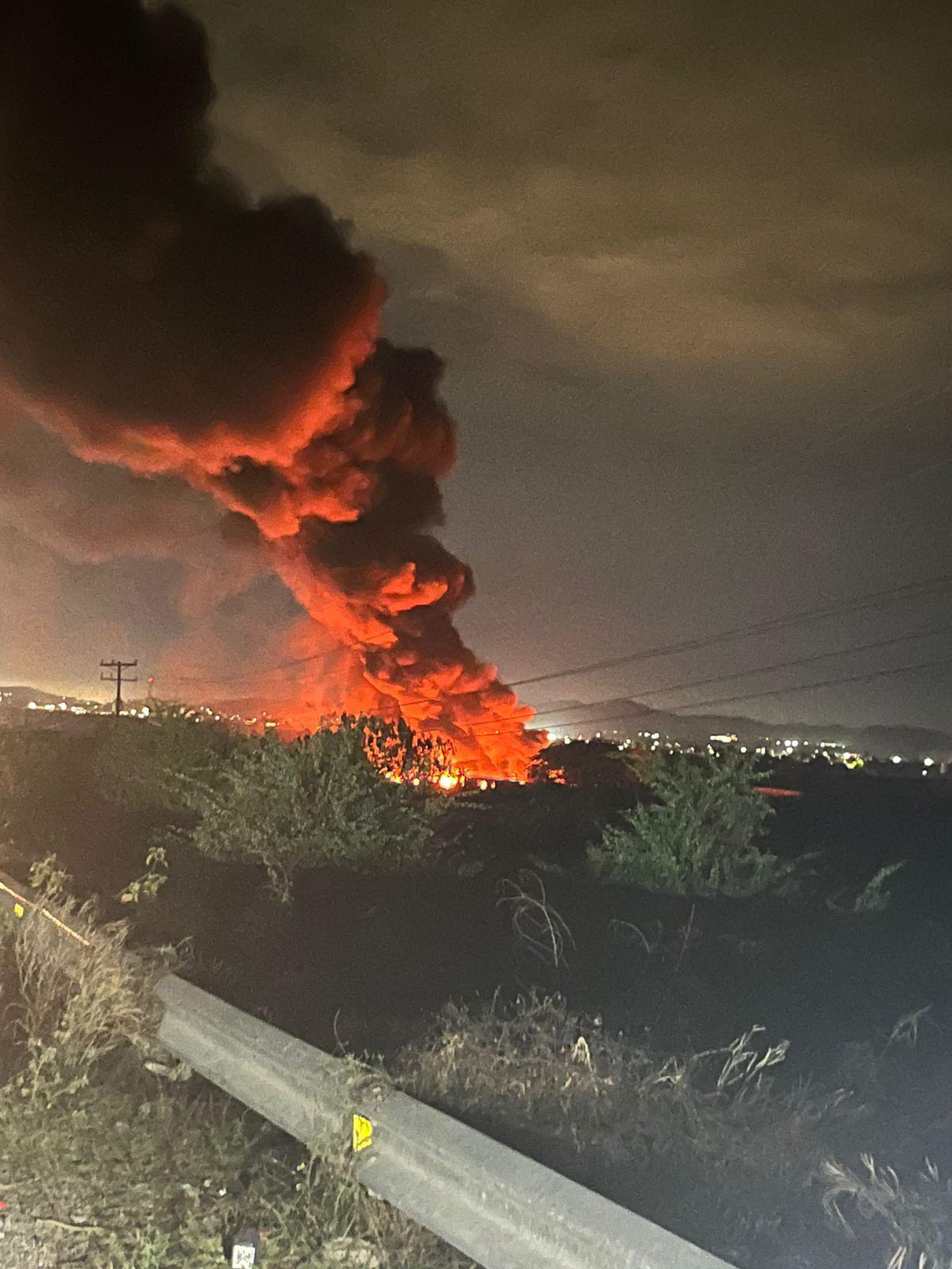 $!Incendio en pensión vehicular moviliza cuerpos de seguridad y auxilio al sur de Mazatlán