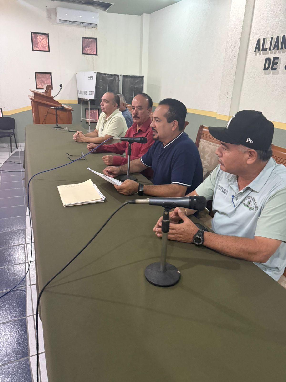 $!Entregan constancias de aptitud a transportistas y operadores de servicios públicos de Mazatlán