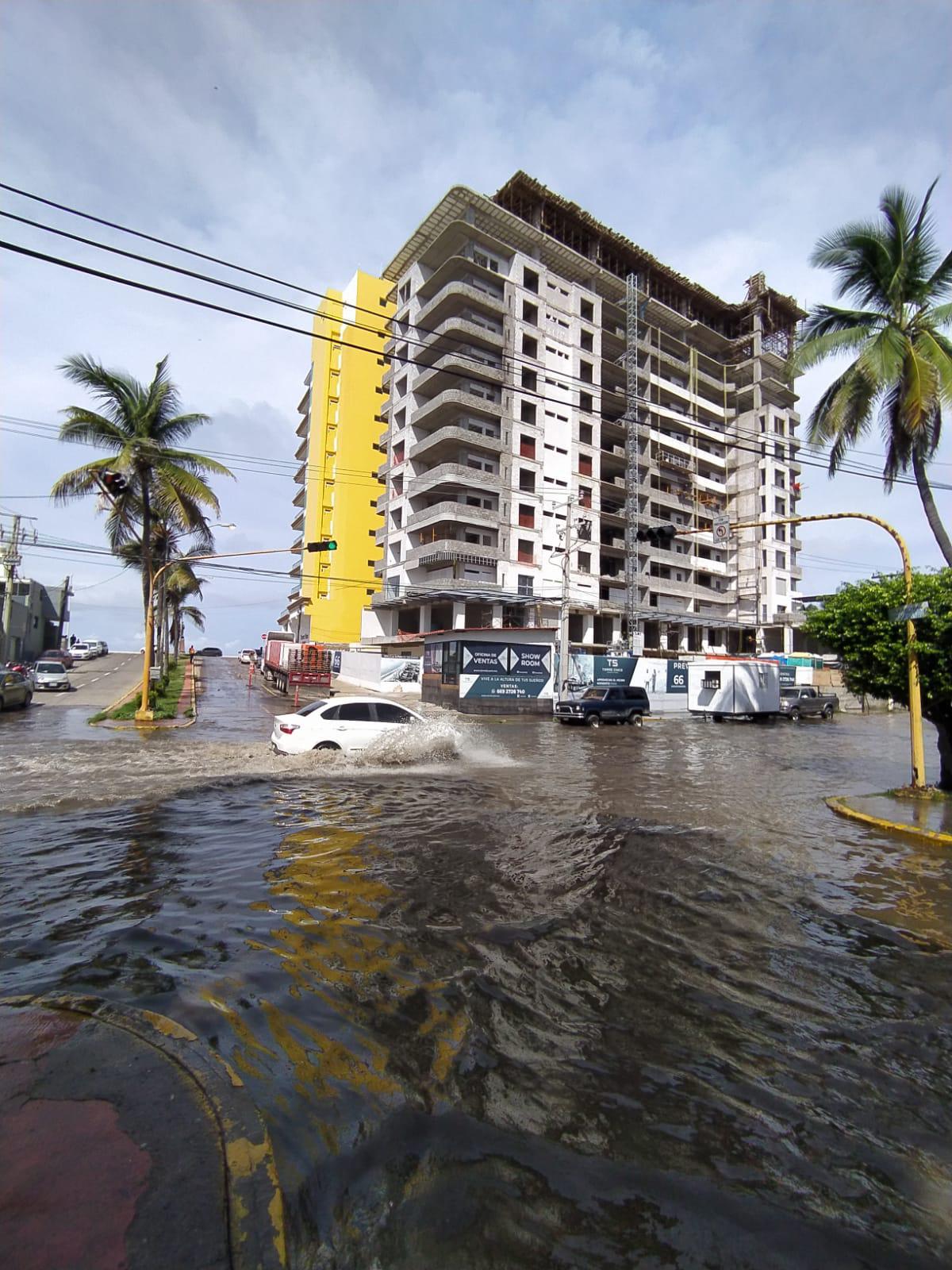 $!La Avenida Cruz Lizárraga, en Mazatlán, está bajo al agua tras la lluvia