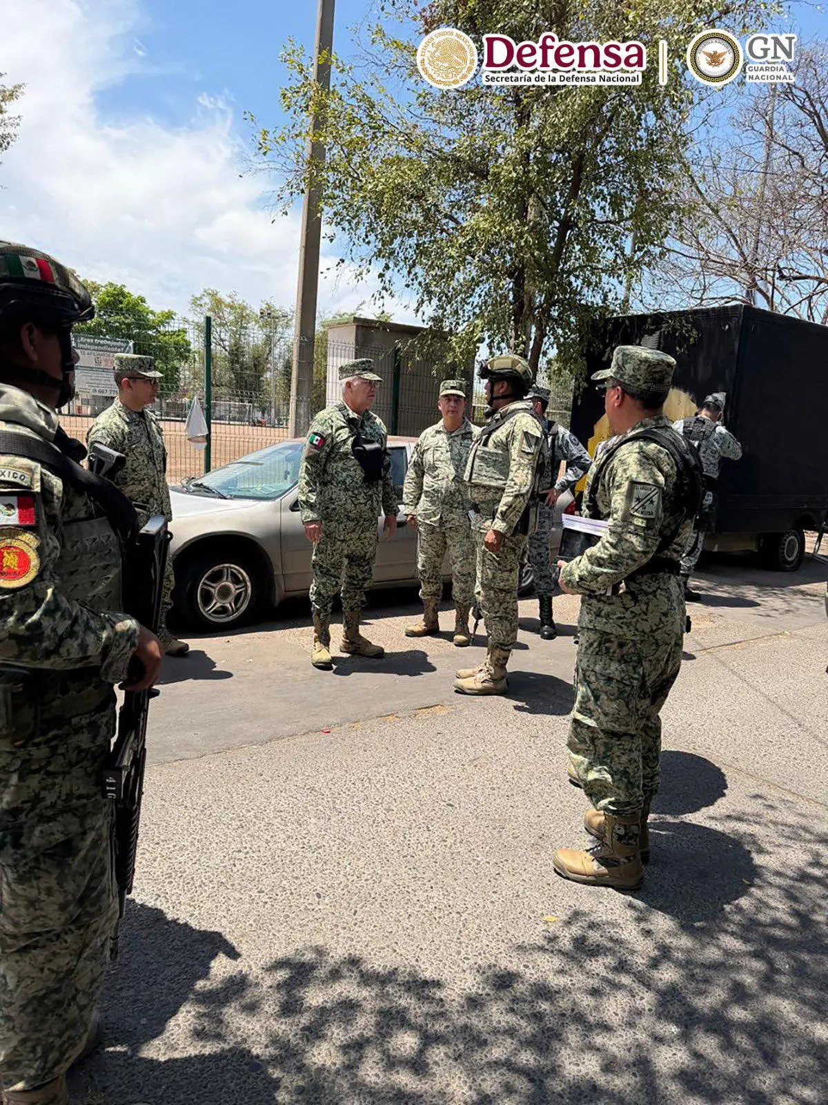 $!¿Qué vino a revisar? Secretario de la Defensa supervisa operativos en Culiacán