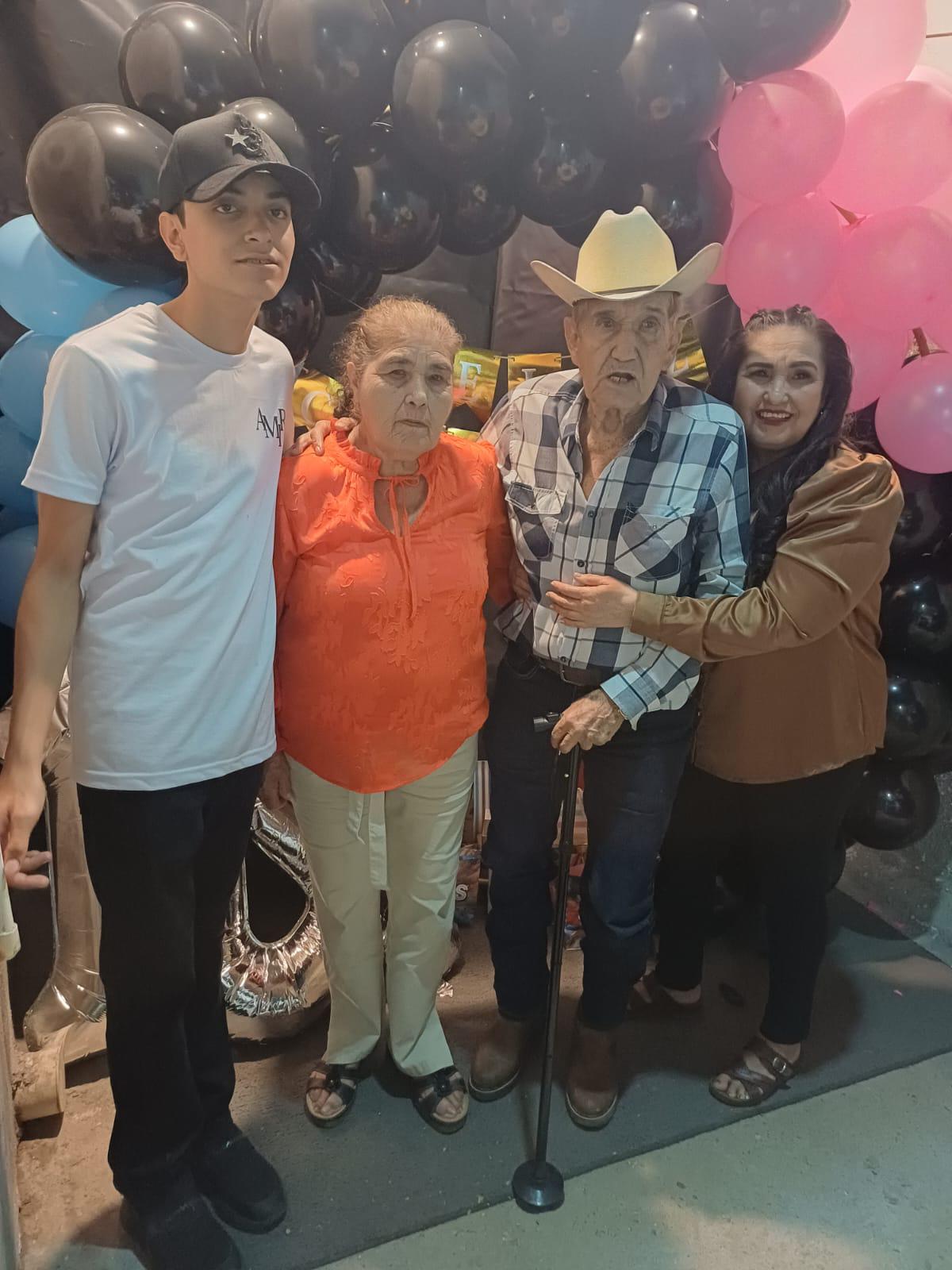 $!Con su abuela Romelia Carrasco y sus bisabuelos Agustín Carrasco y Victoria Hidalgo.