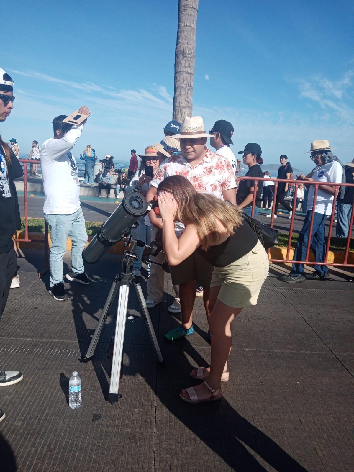 $!Locales y visitantes disfrutan del eclipse en el Parque Ciudades Hermanas, en Mazatlán