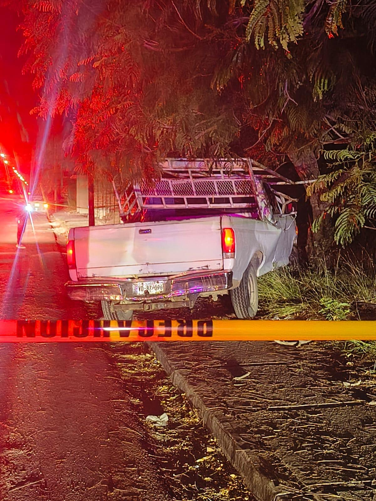 $!Adulto mayor fallece al sufrir infarto y estrellarse contra un árbol en Los Mochis