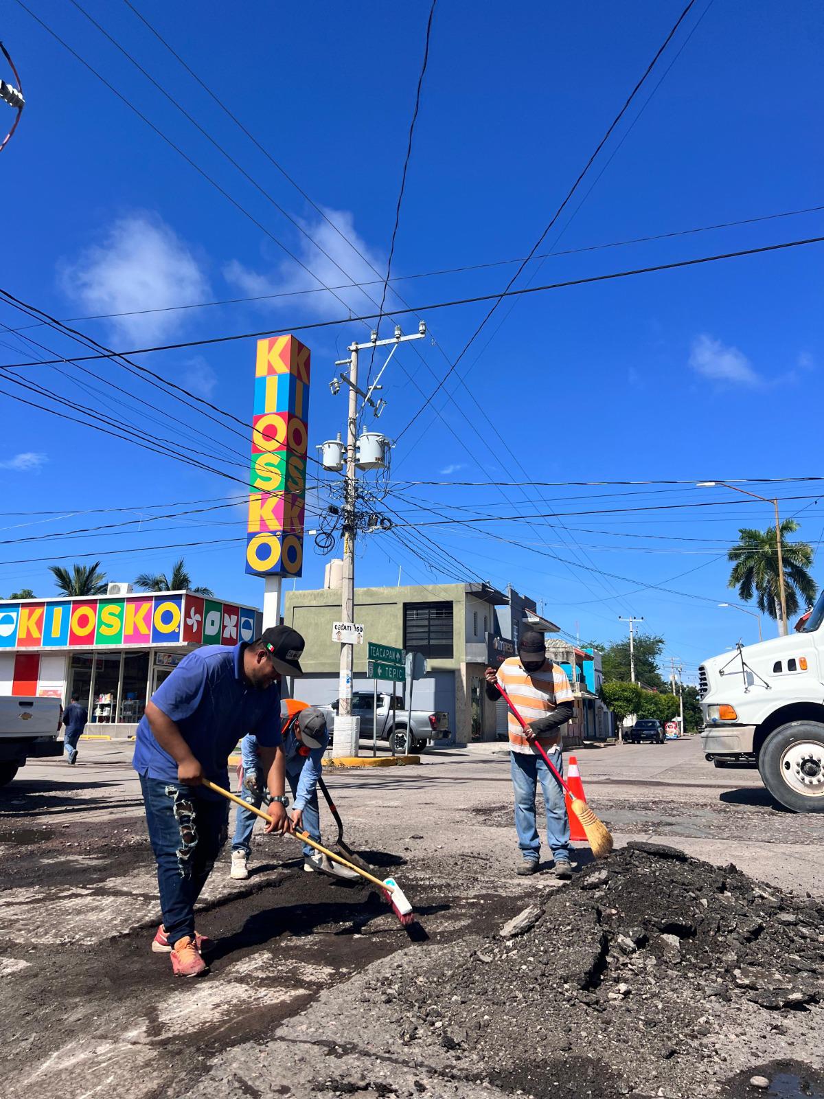 $!Escuinapa repara baches con asfalto donado por el Estado; priorizan zona escolar
