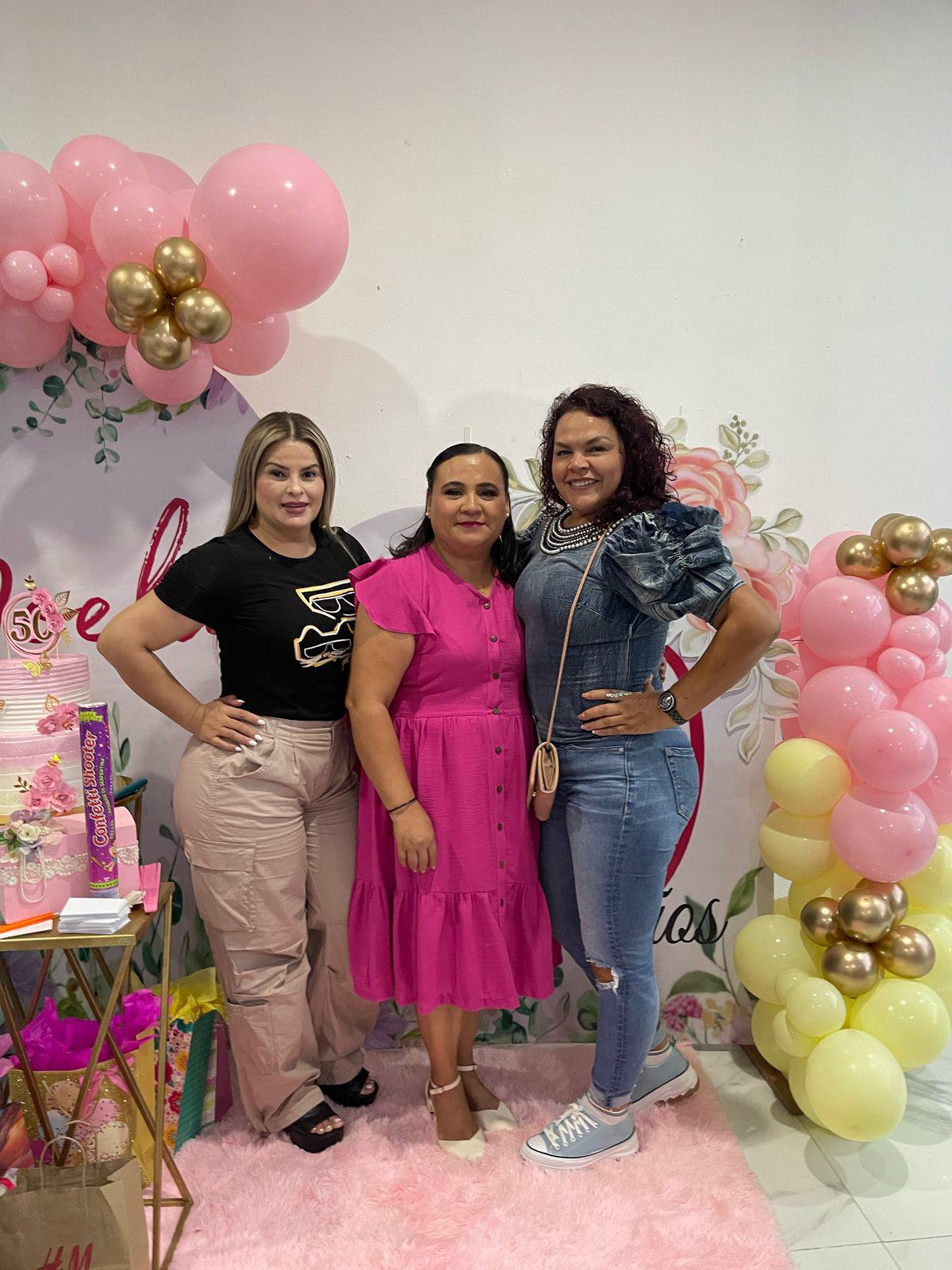 $!Daniela y Mayra Ríos felicitaron a su amiga Noelia.